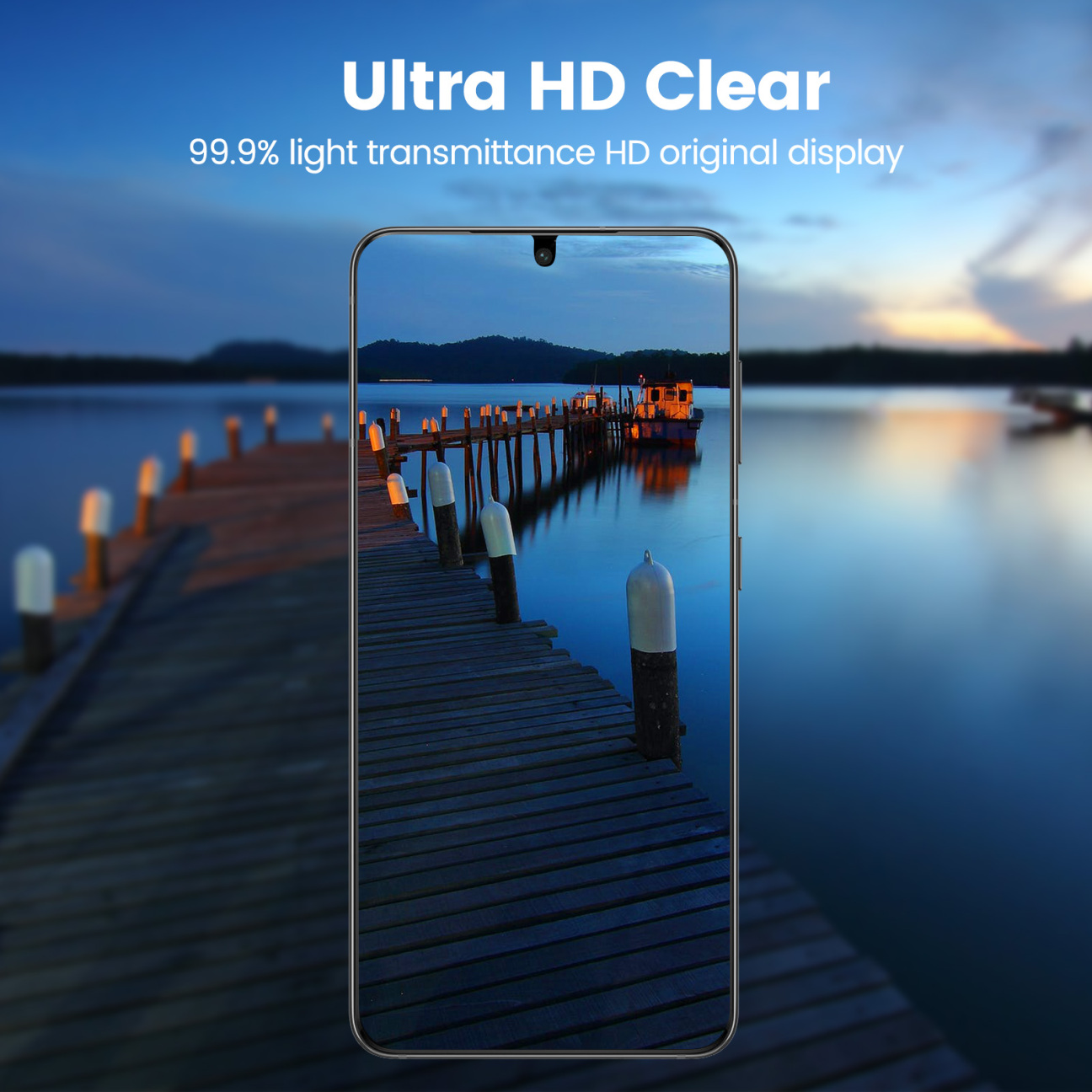 Handy-Display zeigt Holzsteg bei Sonnenuntergang mit Boot. Text: Ultra HD Clear.