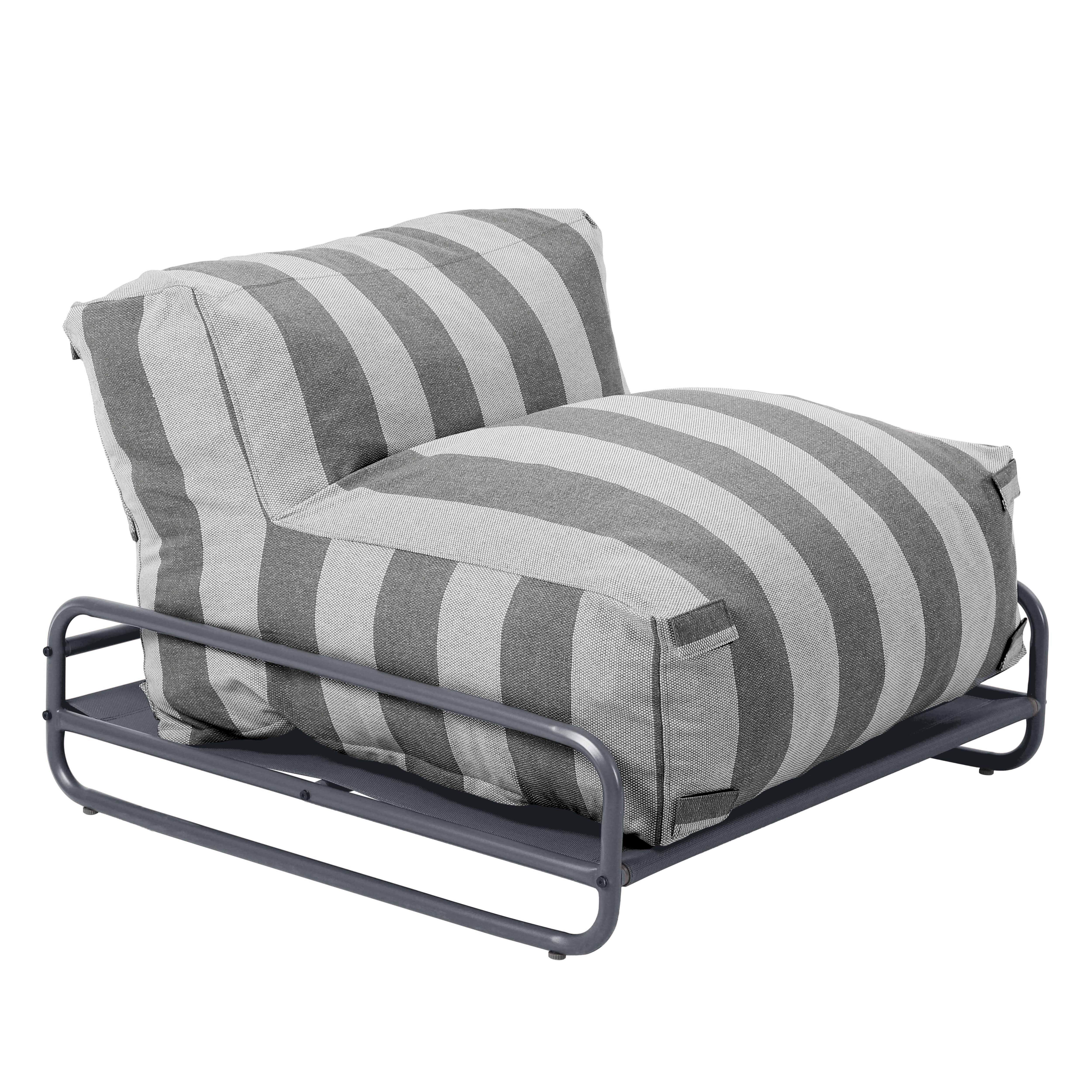 Ein gestreifter Sitzsack auf einem dunklen Metallrahmen.
