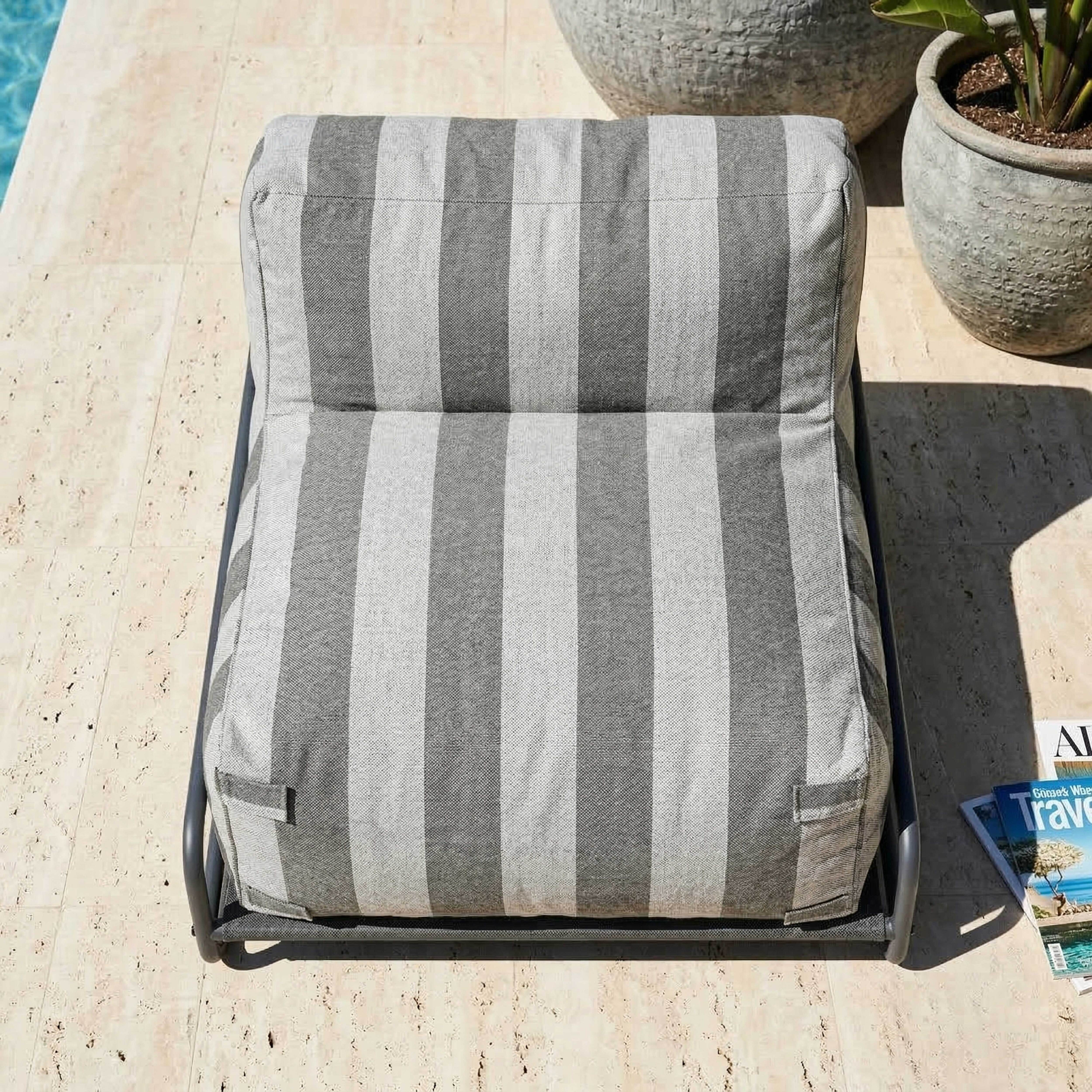 Grauer gestreifter Liegestuhl neben einem Pool mit Töpfen.