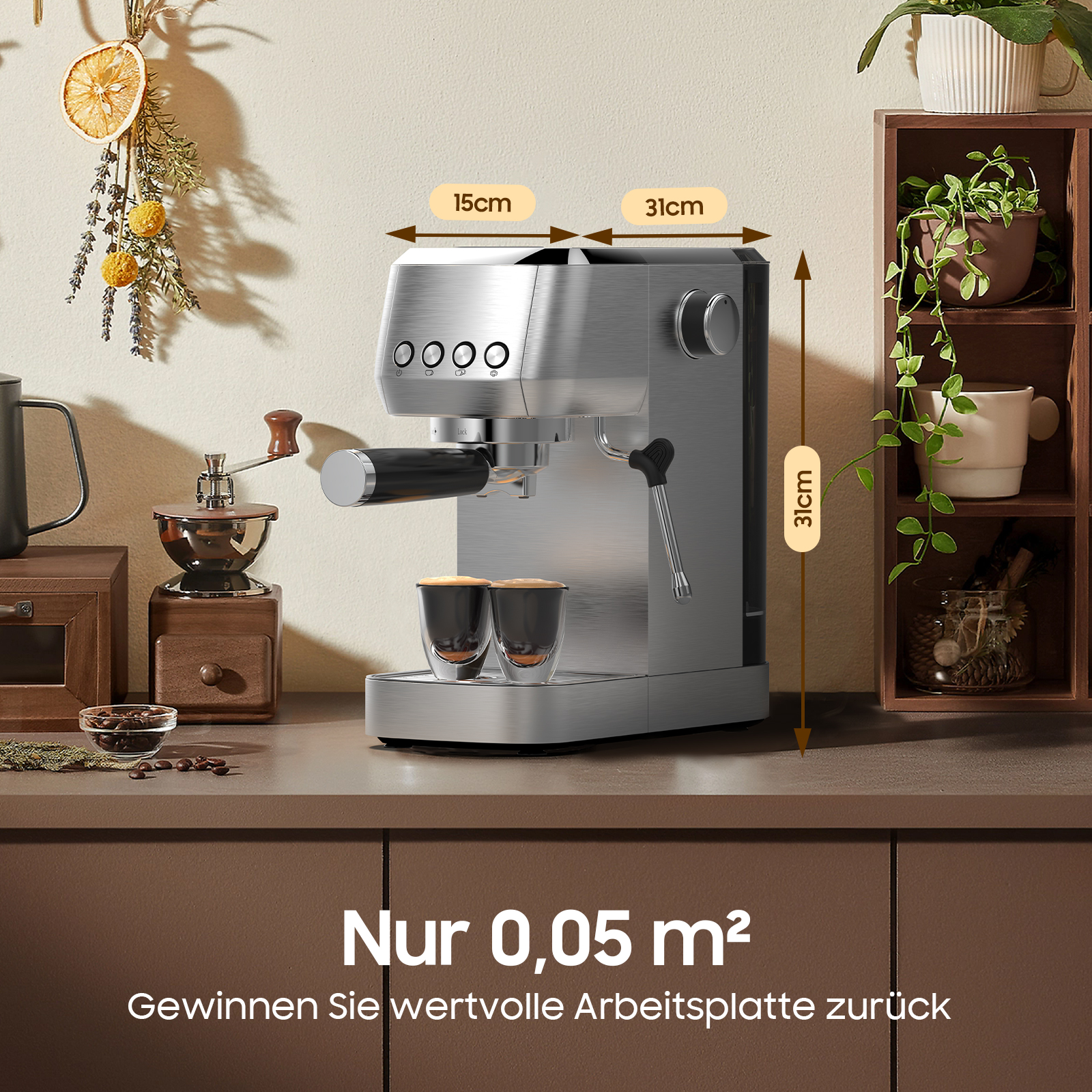 Eine silberne Espressomaschine mit zwei Tassen, Kaffeebohnen und Mühle.