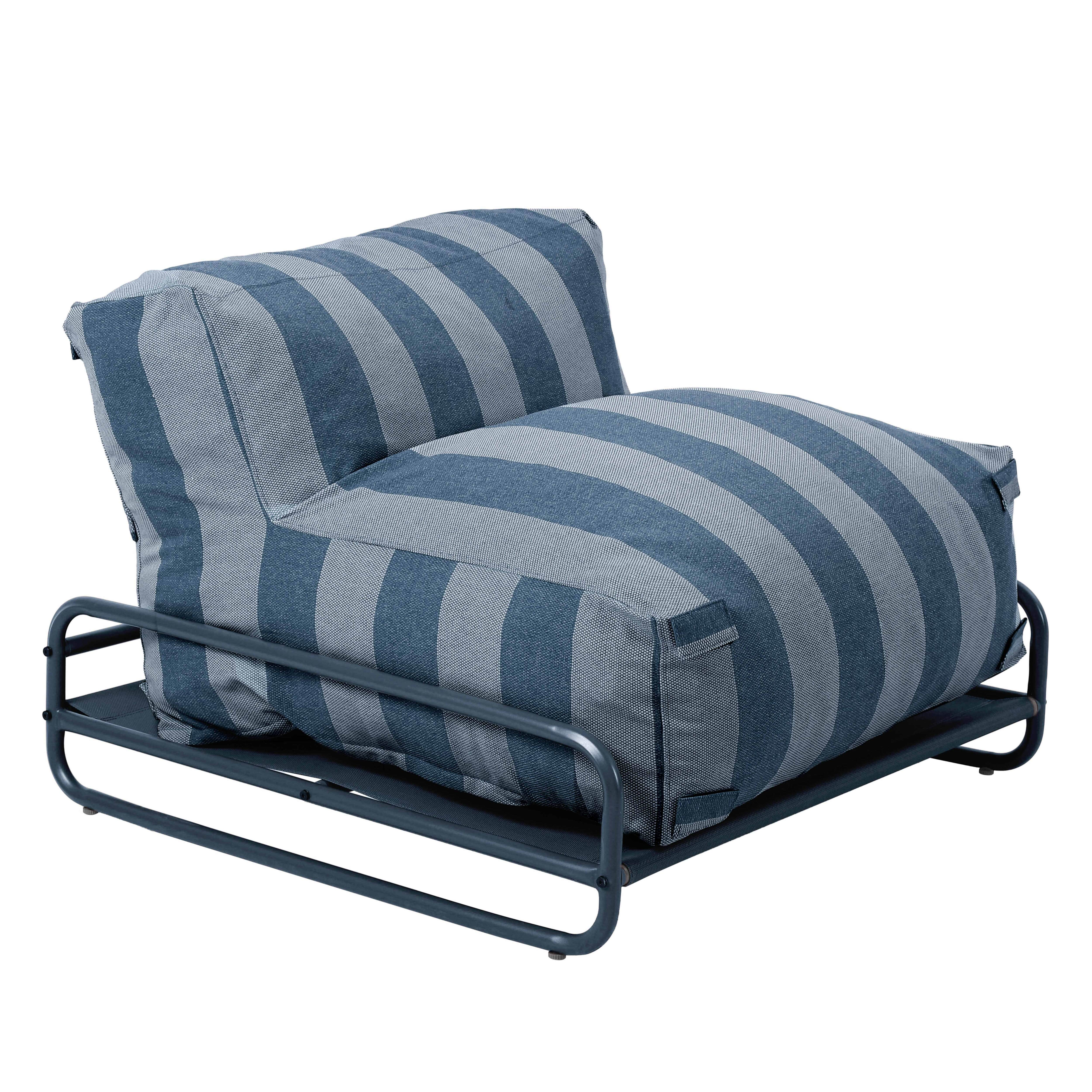 Ein gestreifter Sessel mit blauem und grauem Stoff auf einem dunklen Metallgestell.