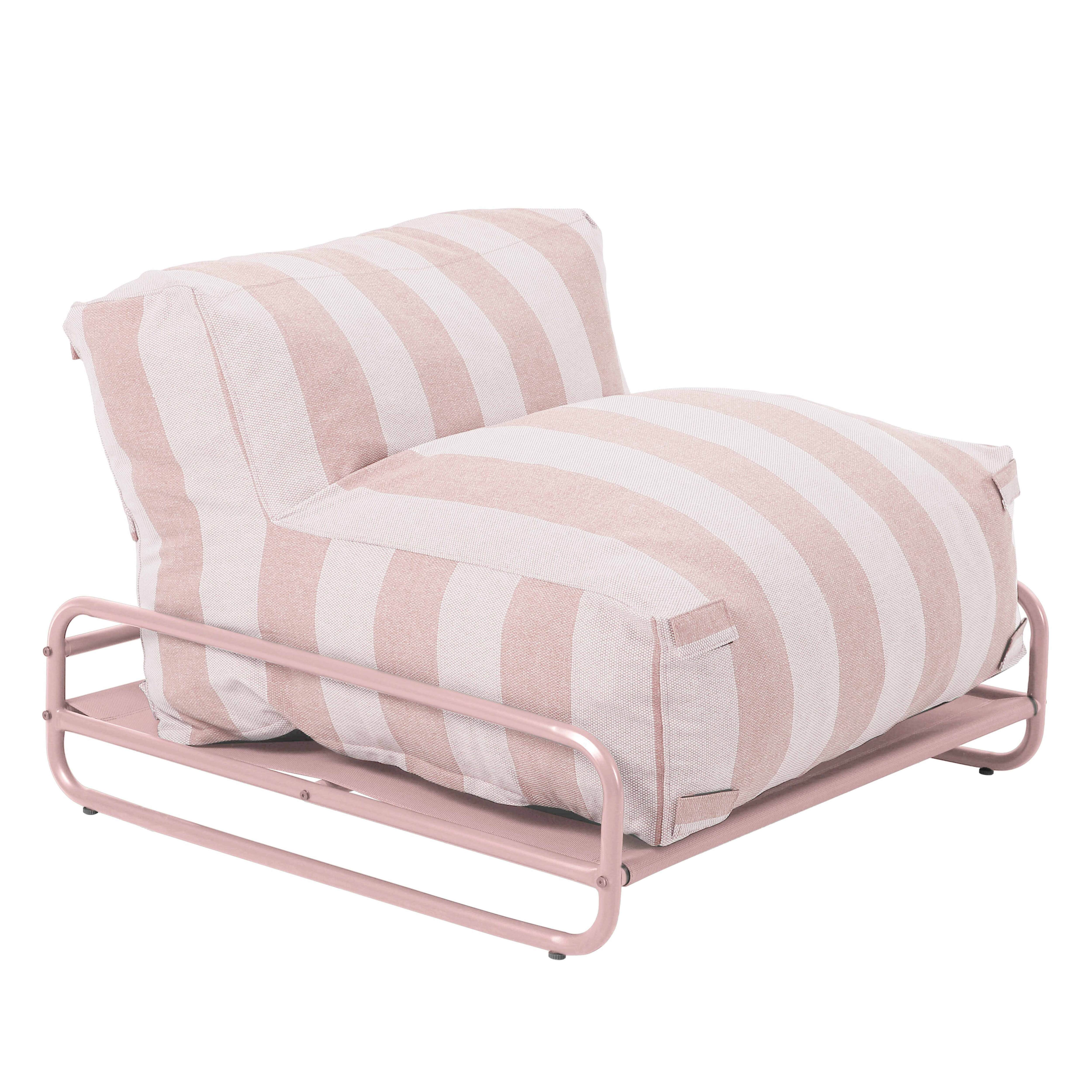 Ein gestreifter Sessel auf einem rosa Metallrahmen.