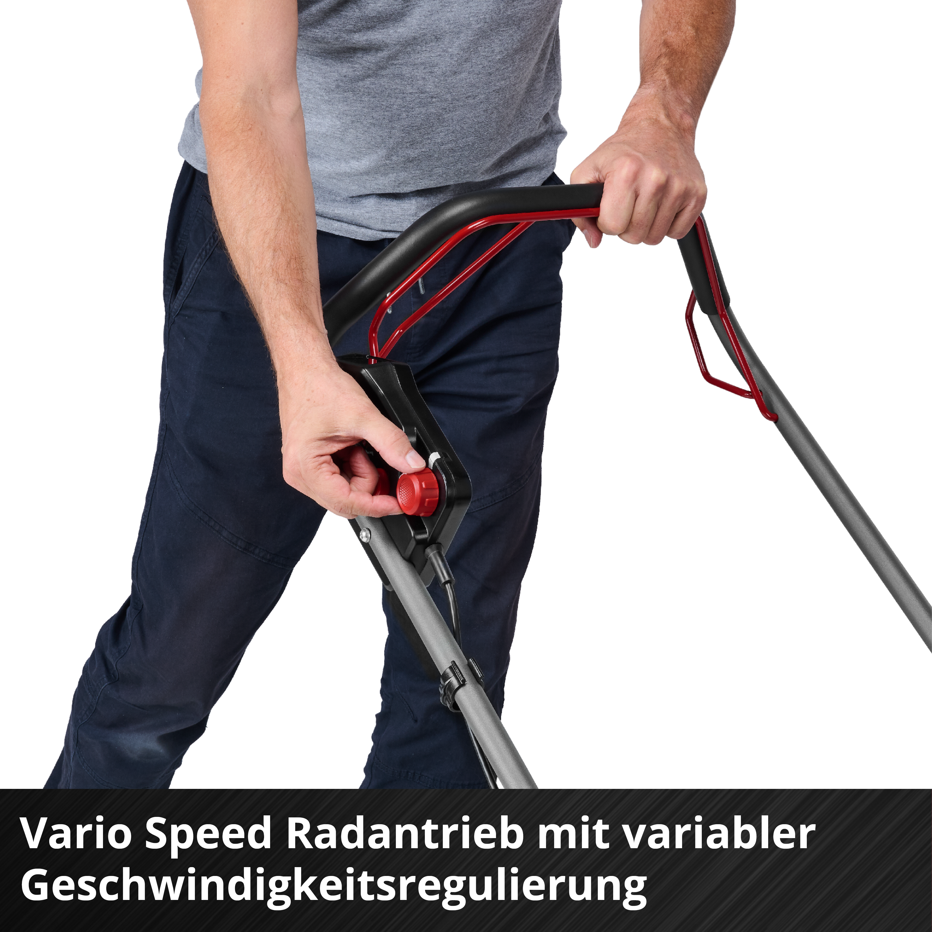 Person stellt einen roten Drehknopf an einem Rasenmähergriff ein.