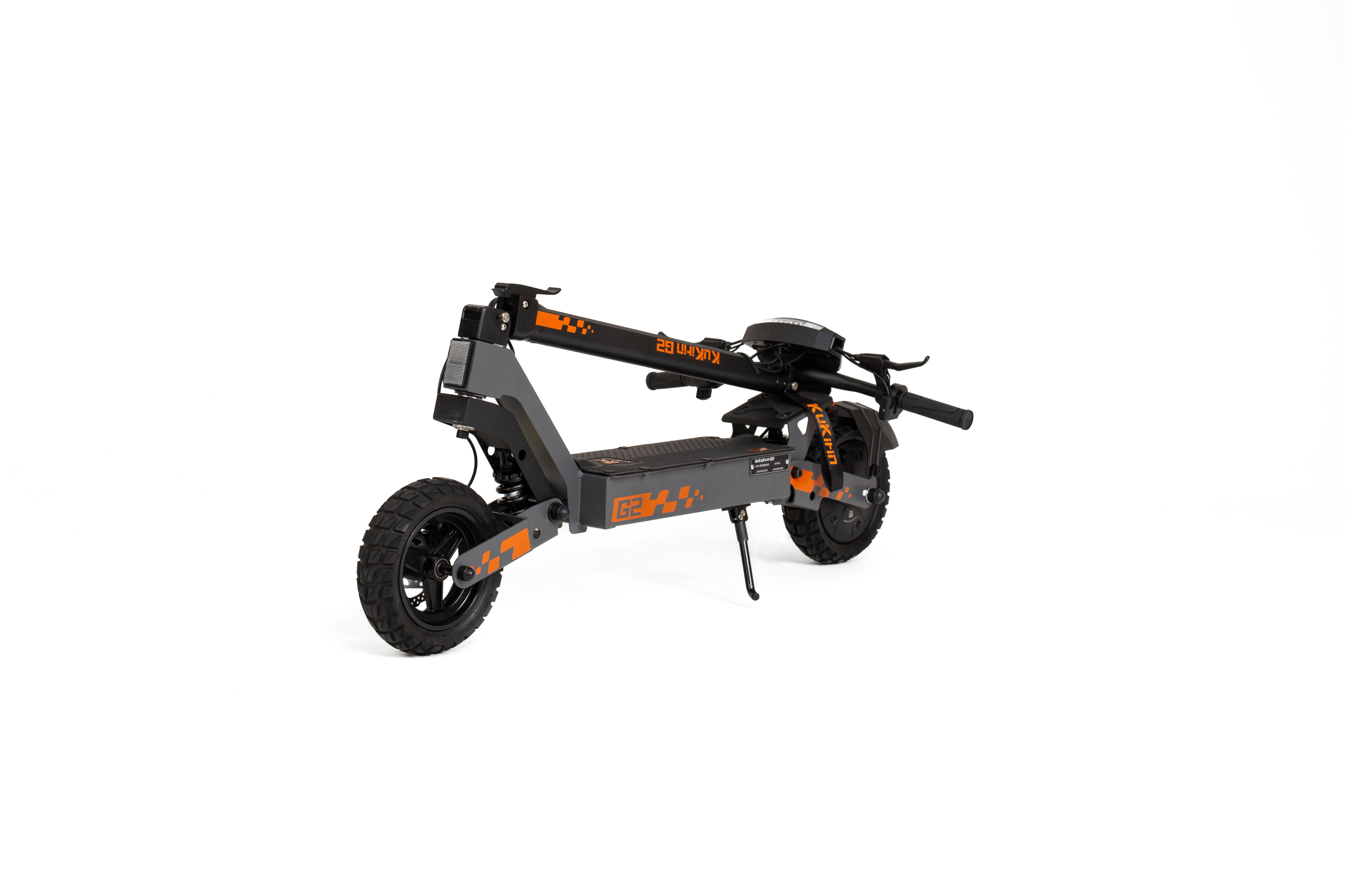 Grauer Elektroroller mit orangefarbenen Akzenten auf weißem Hintergrund.