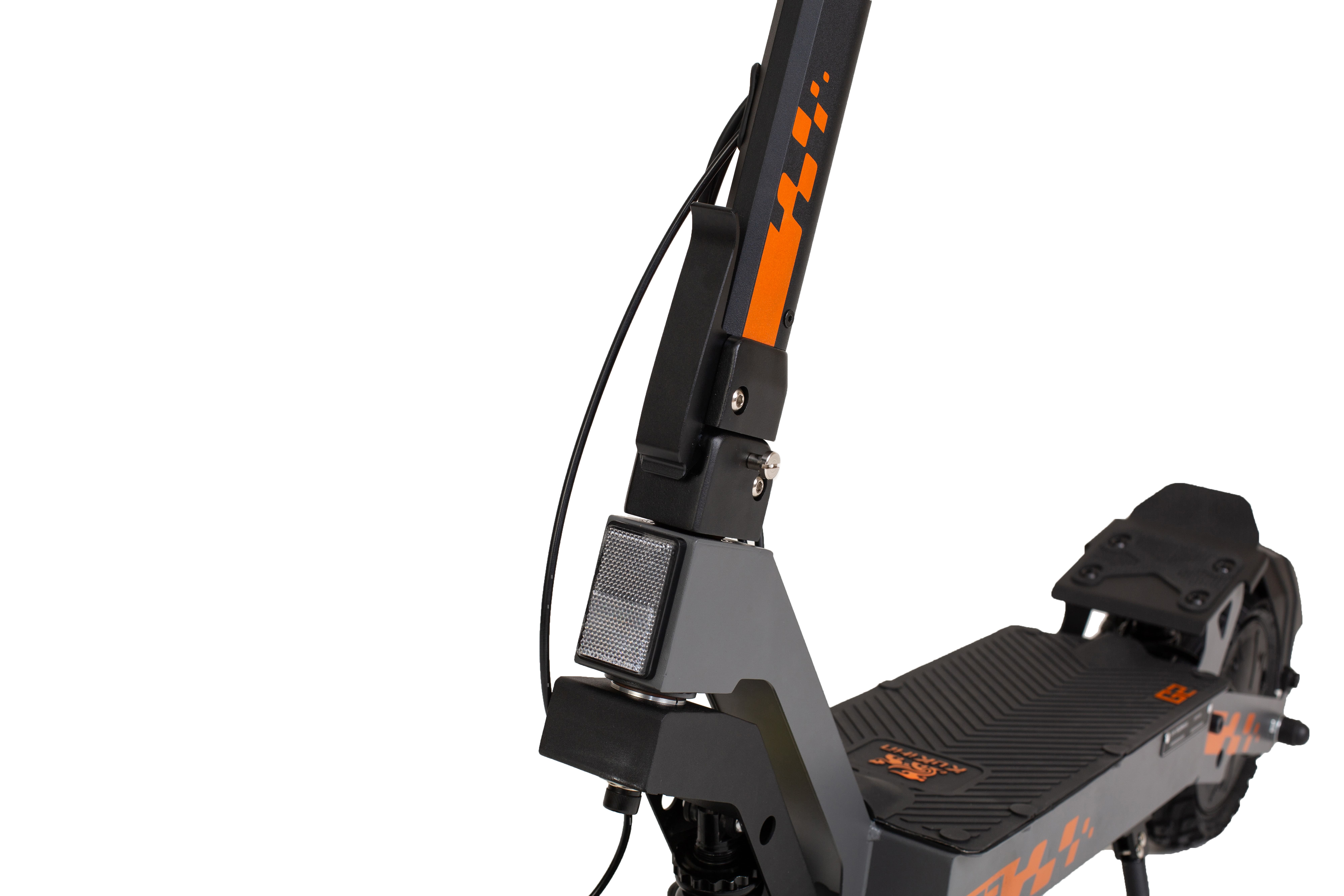 Grauer E-Scooter mit orangefarbenen Akzenten und geriffeltem Trittbrett.
