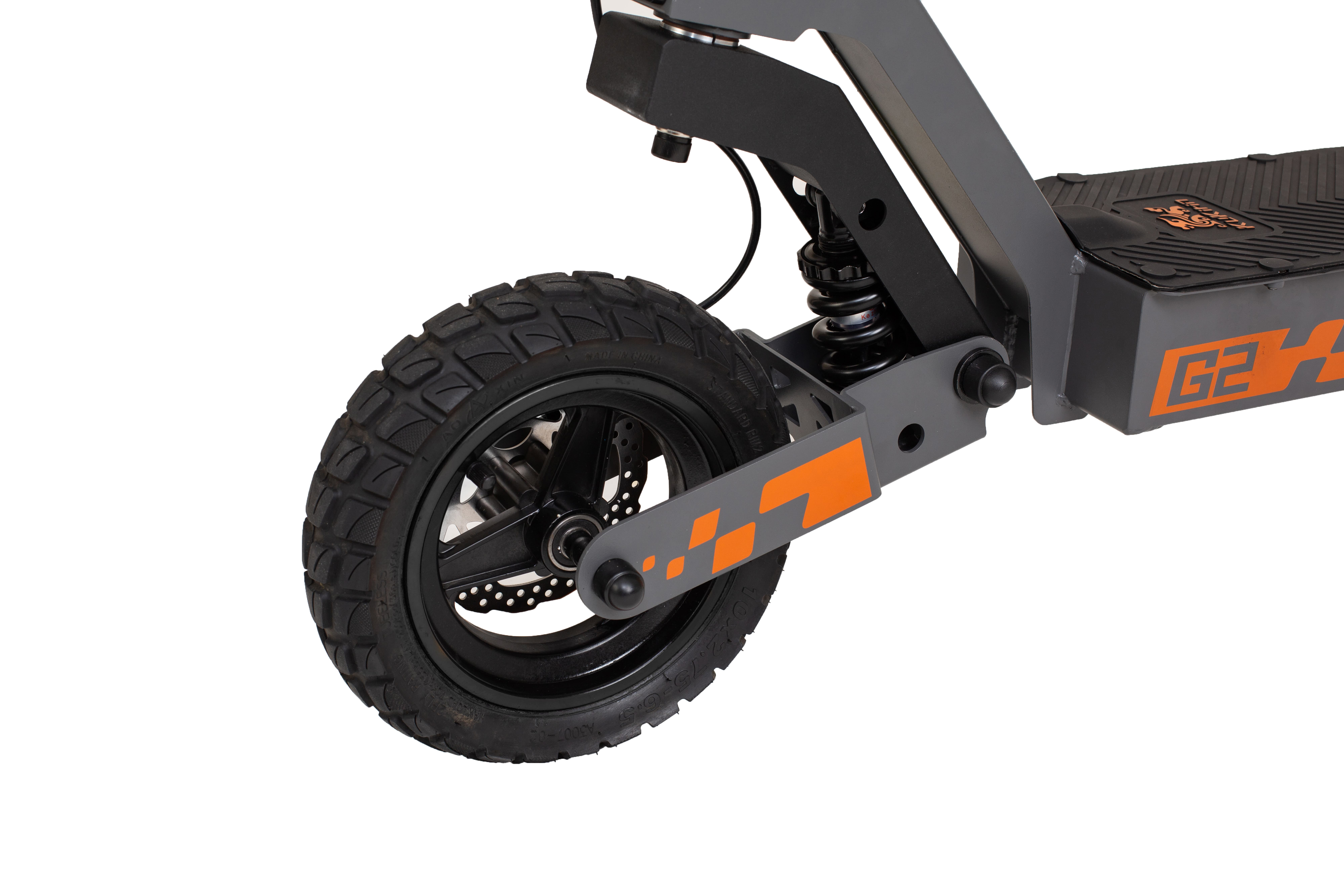 Primo piano della ruota posteriore, sospensione e logo "G2H" di uno scooter elettrico.