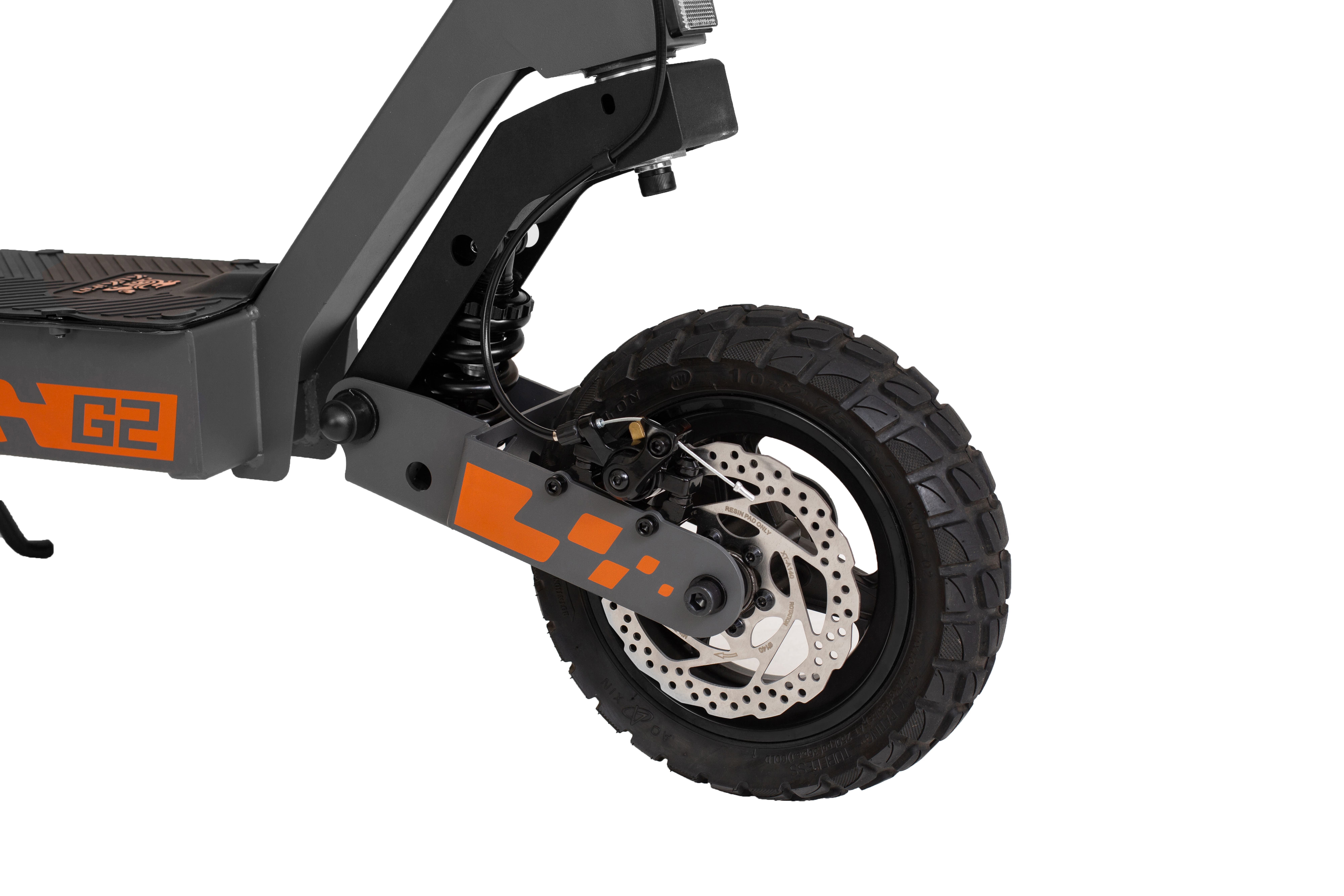 Grauer Roller mit orangefarbenen Akzenten und grobstolligem Reifen.