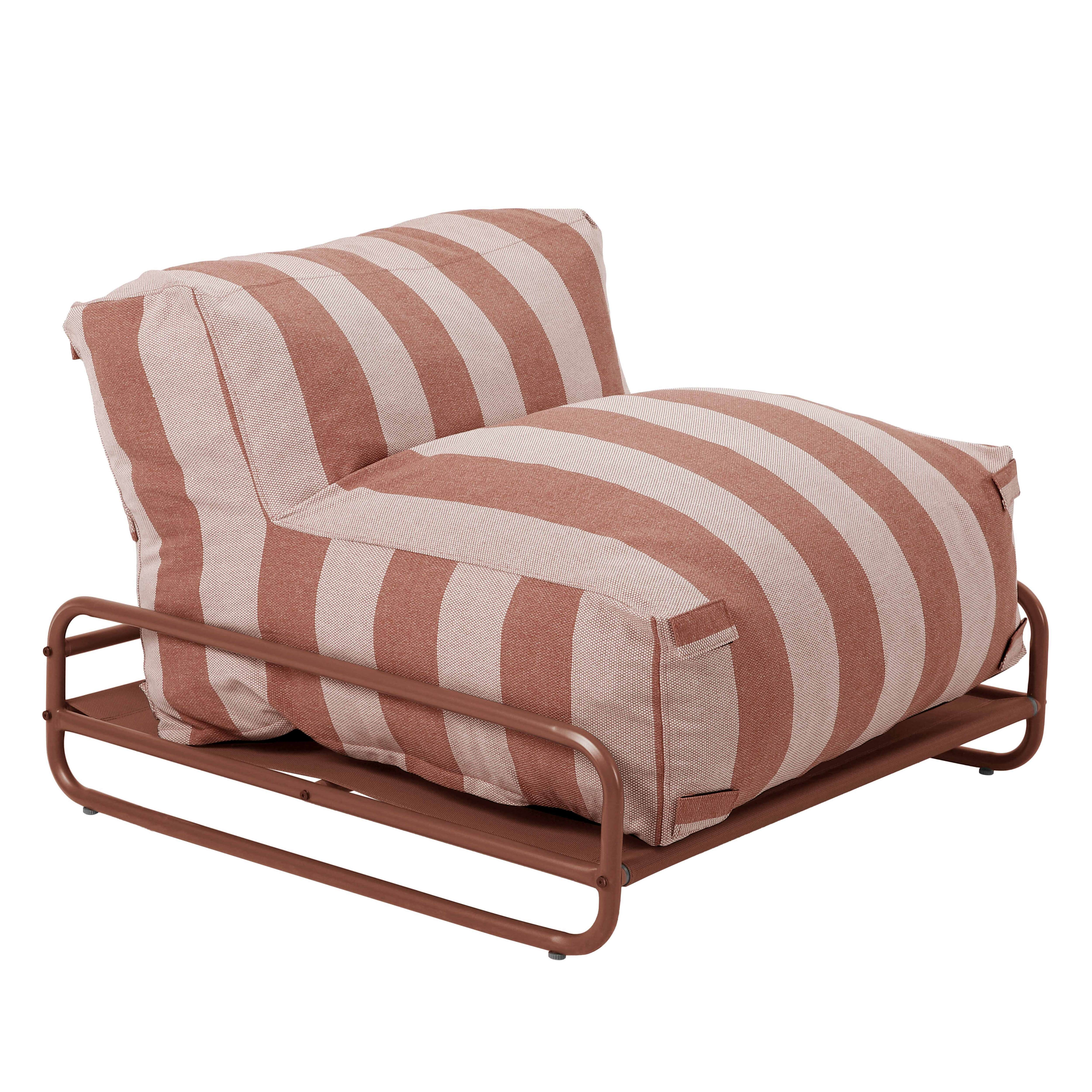 Ein gestreifter Loungesessel mit braunem Metallgestell auf weißem Hintergrund.