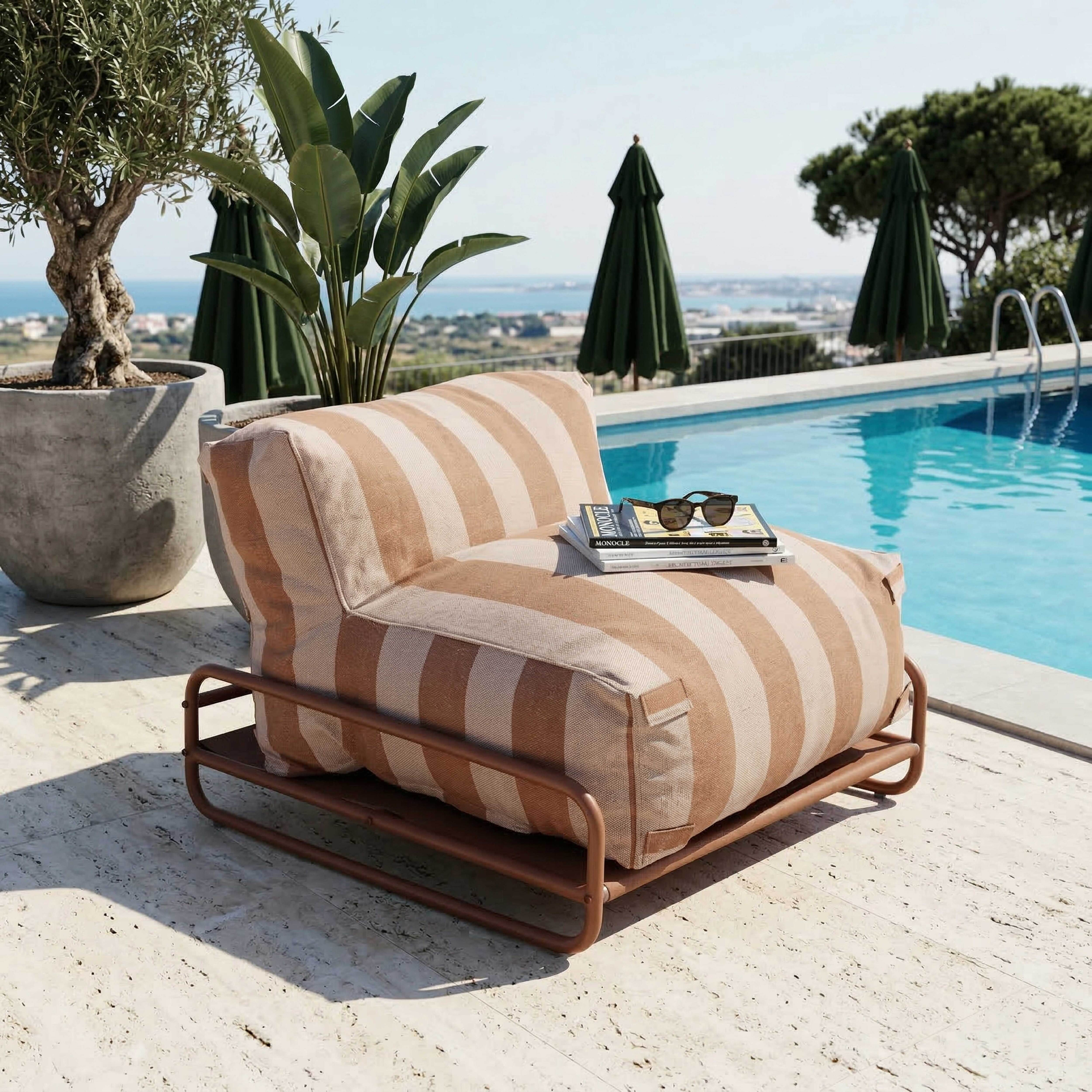 Ein gestreifter Sessel steht neben einem Pool mit blauem Wasser.