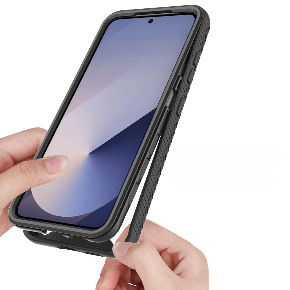 Hände montieren ein schwarzes Handygehäuse auf einem Smartphone.