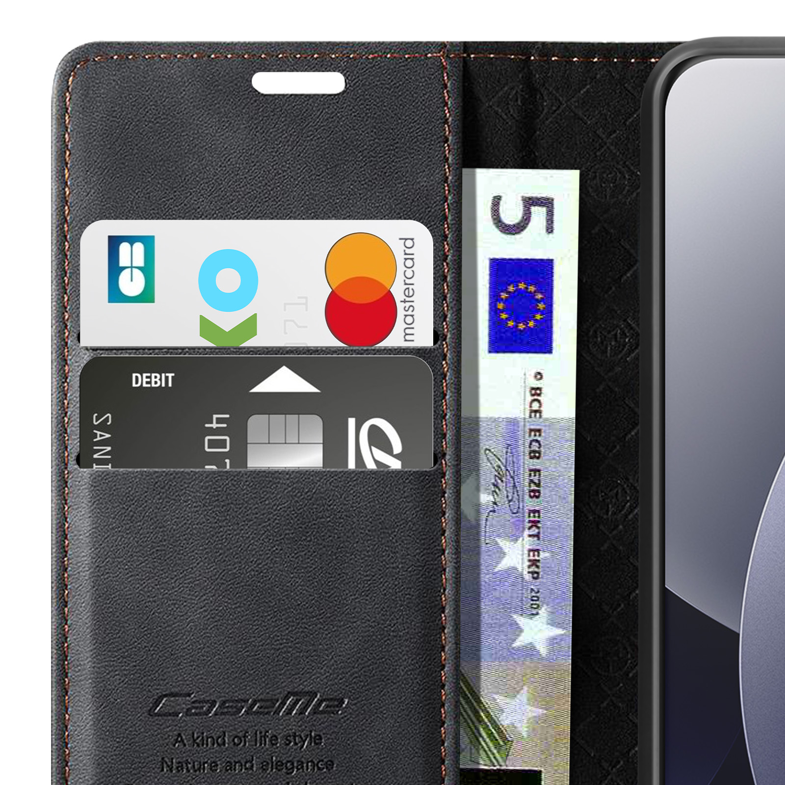 Custodia nera per telefono con fessure per carte, una banconota da 5 euro e carte di credito.