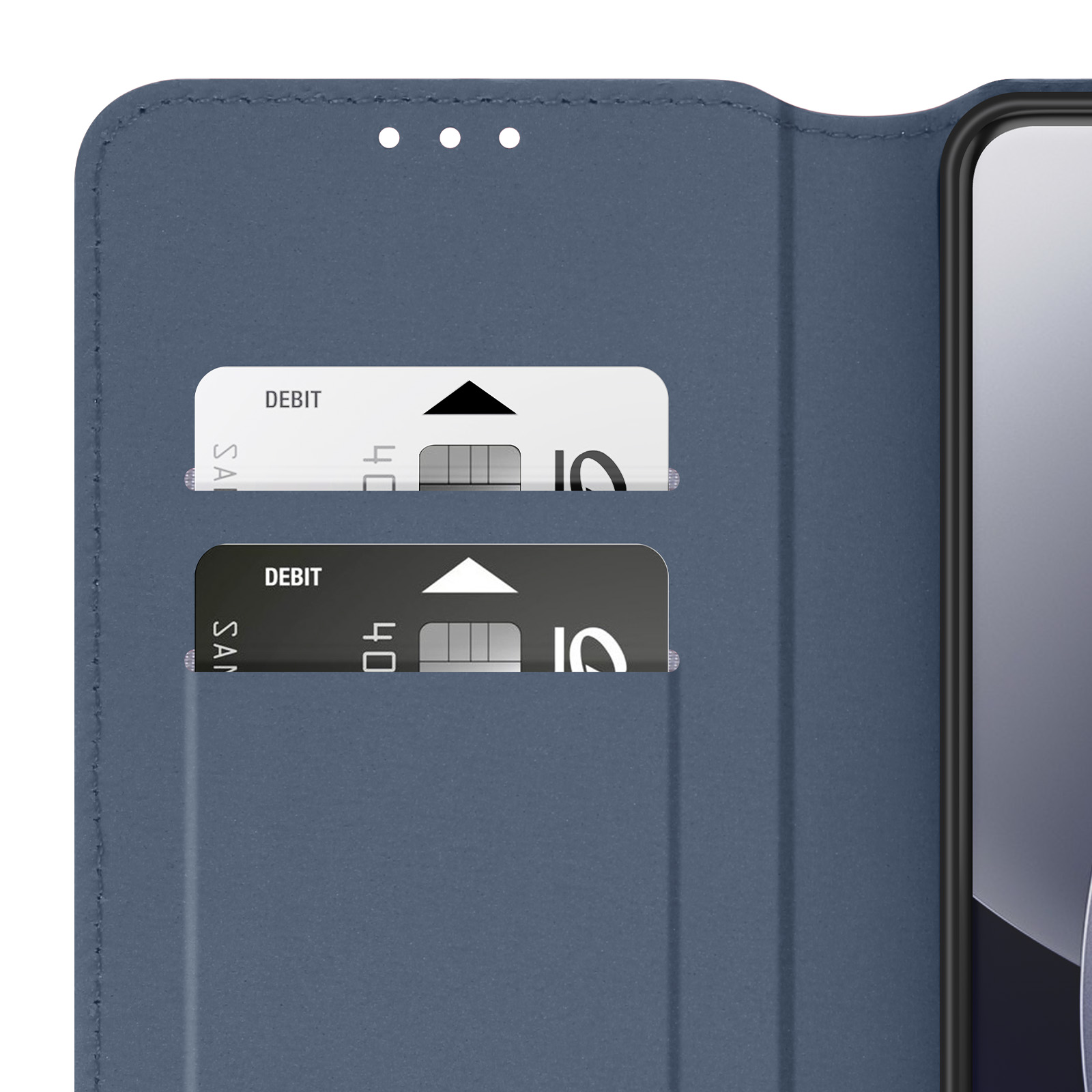 Una custodia blu per telefono con due fessure per carte che mostrano carte di debito.