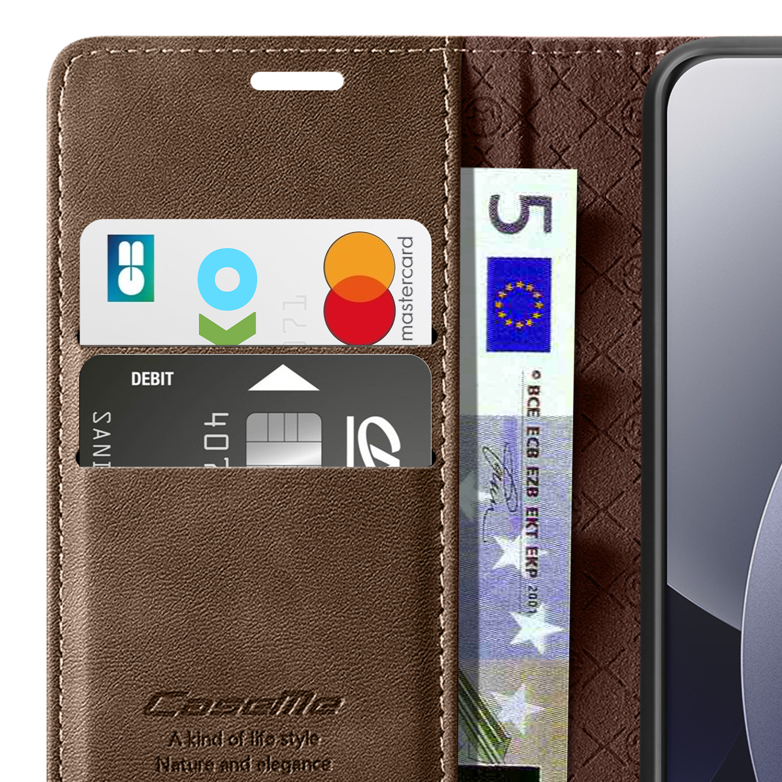 Portafoglio in pelle marrone con carte e banconota da 5 euro. Loghi e testo.