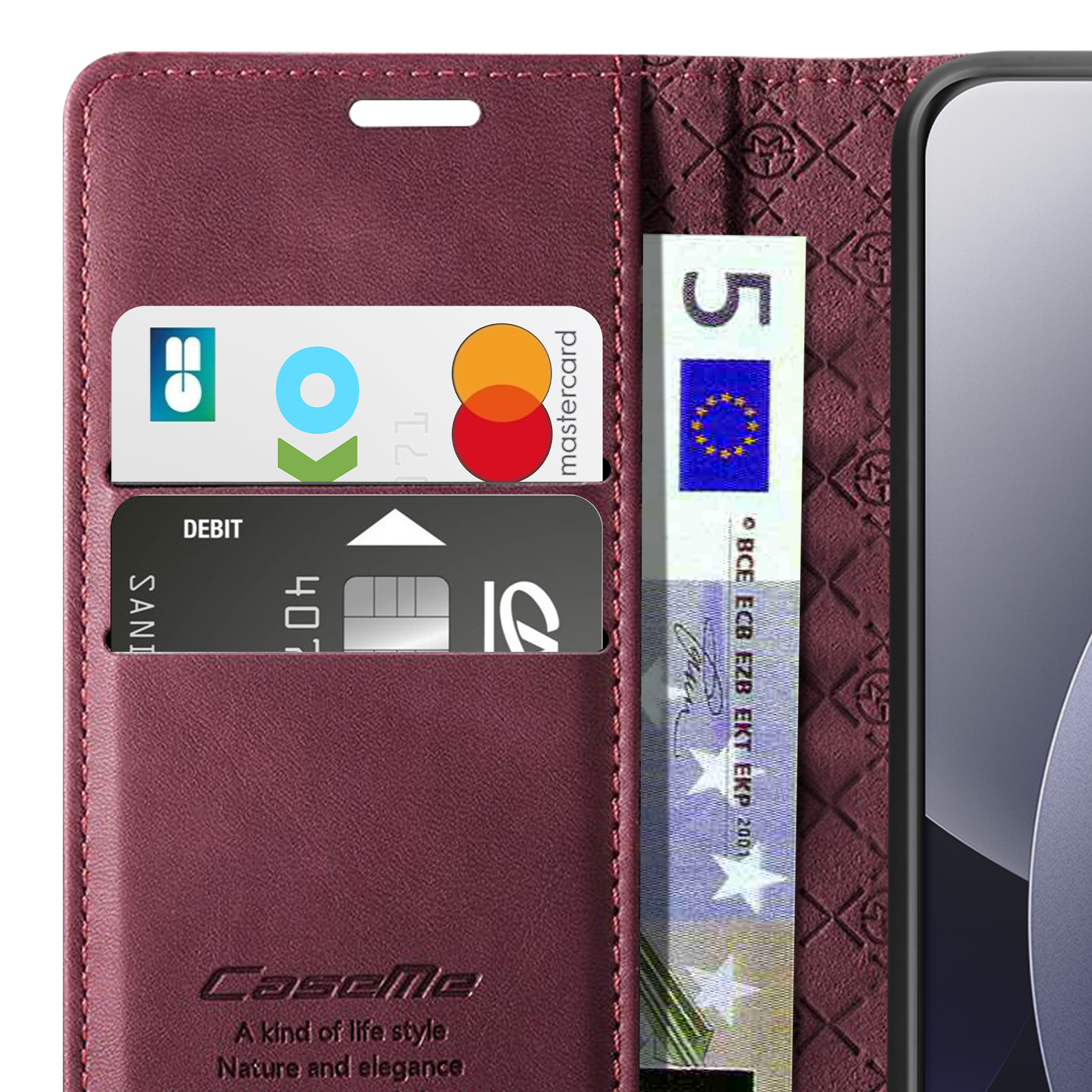 Custodia per telefono color vinaccia con slot per carte e banconota da 5 euro.