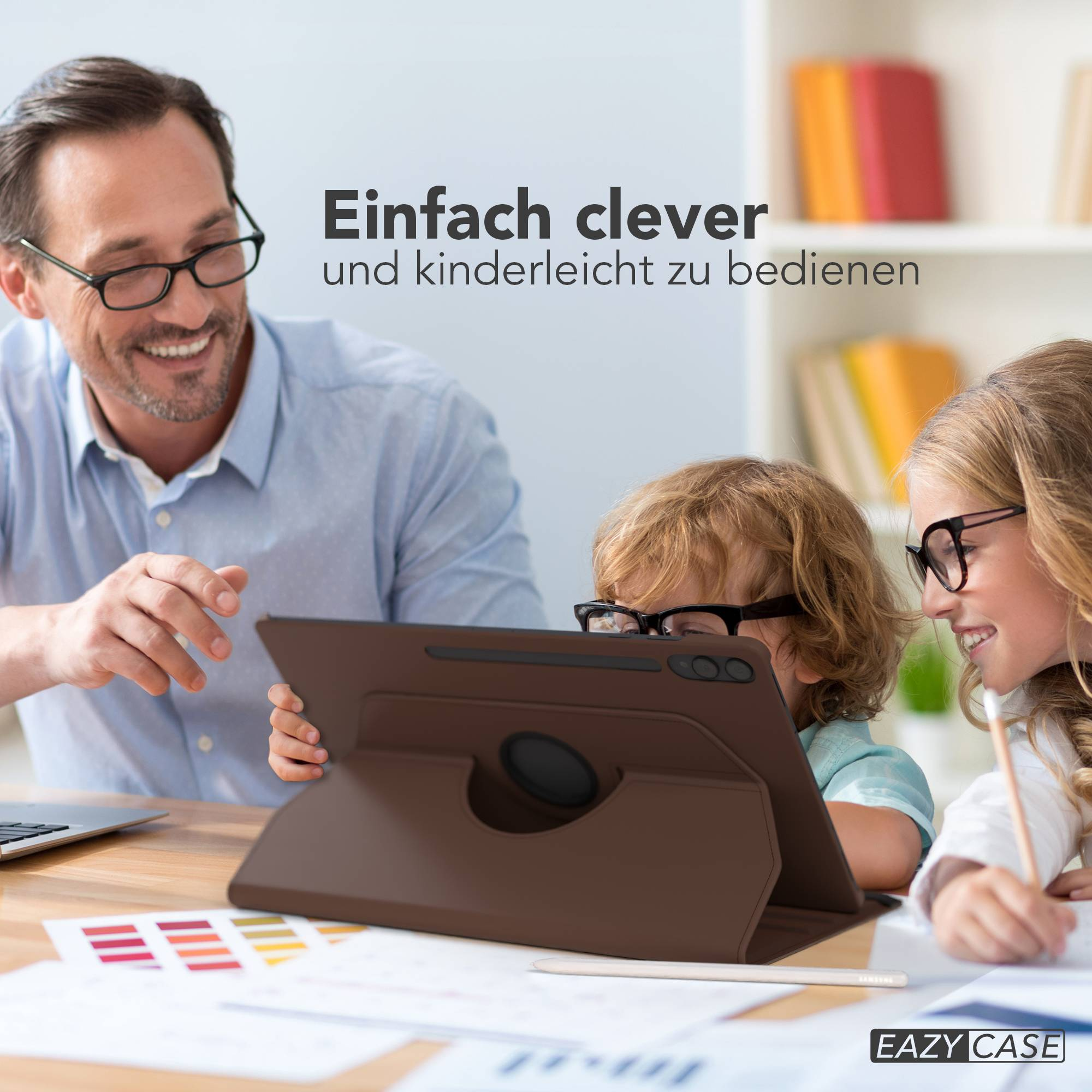 Mann und Kinder nutzen ein Tablet, das auf einem Schreibtisch steht.