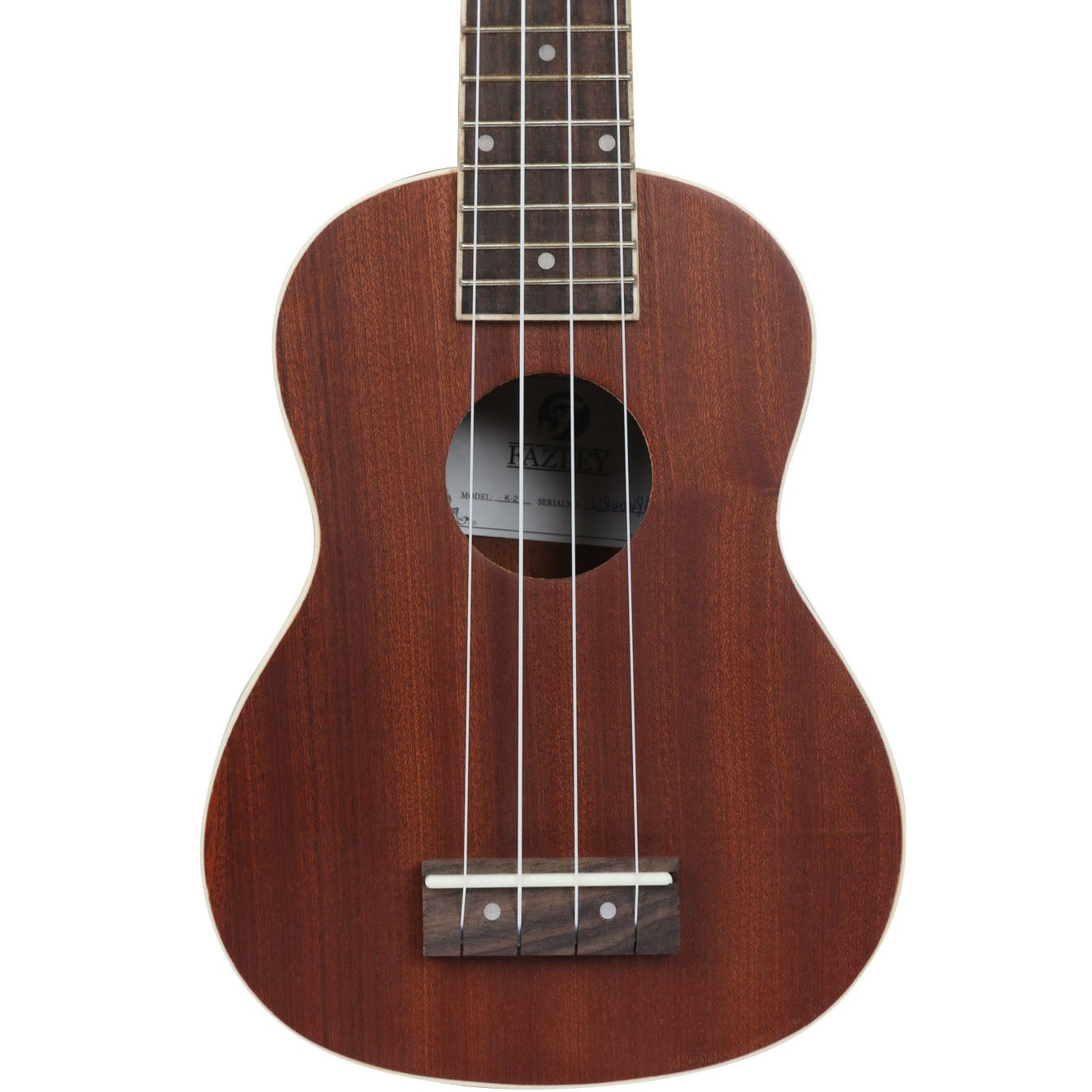 Een bruin ukulele-instrument met snaren en een klankgat op een witte achtergrond.