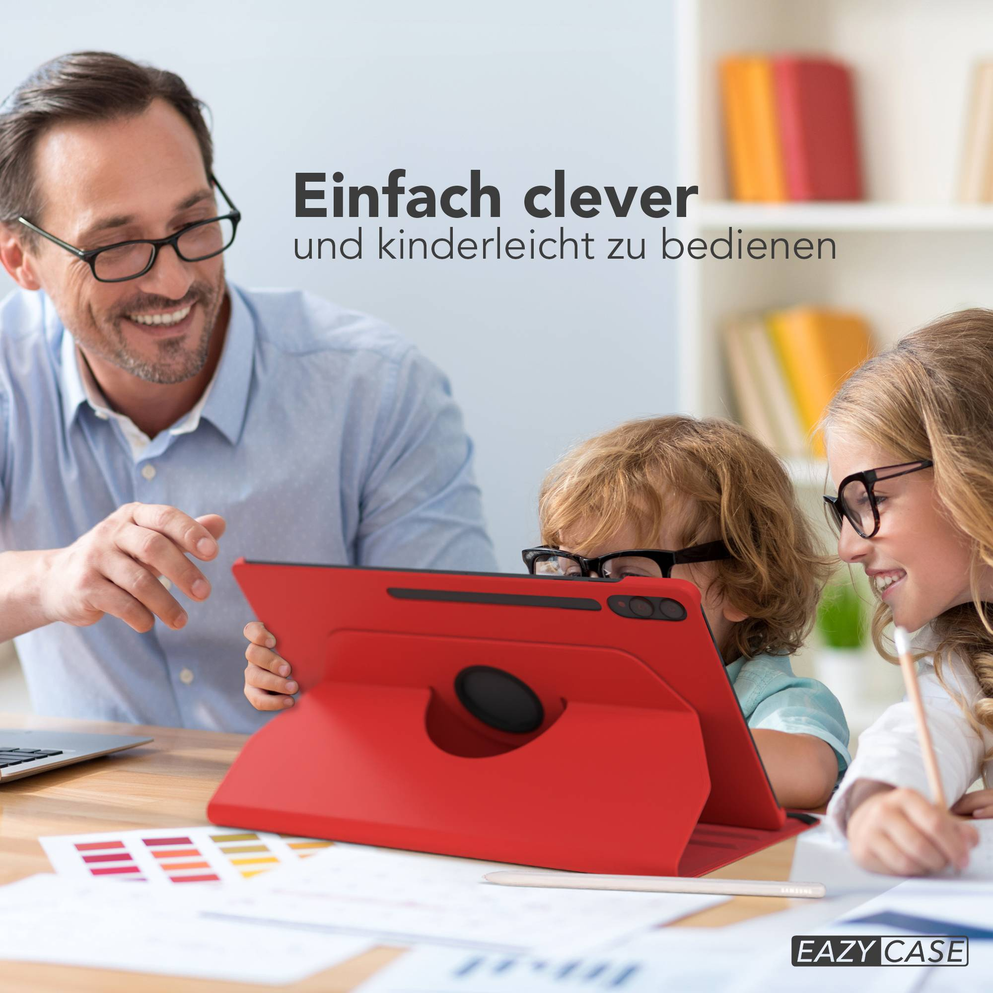 Ein Mann und zwei Kinder mit Brillen schauen auf ein rotes Tablet in einem Büro.