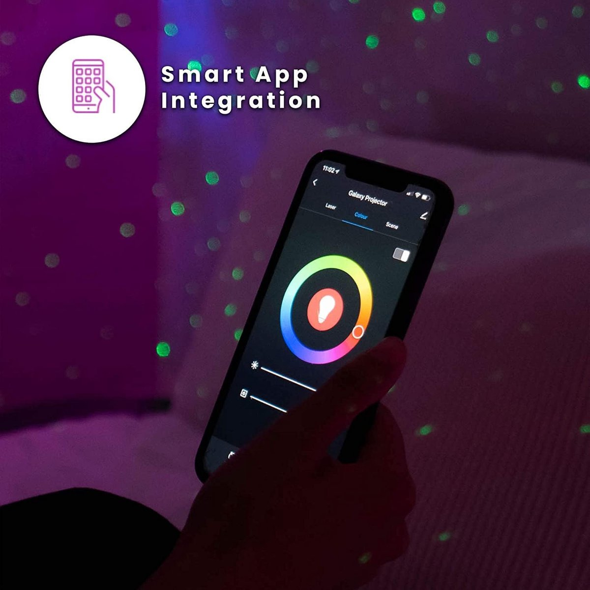 Een hand houdt een smartphone vast met een kleurregelingsapp. Groene lampjes dansen op de achtergrond.