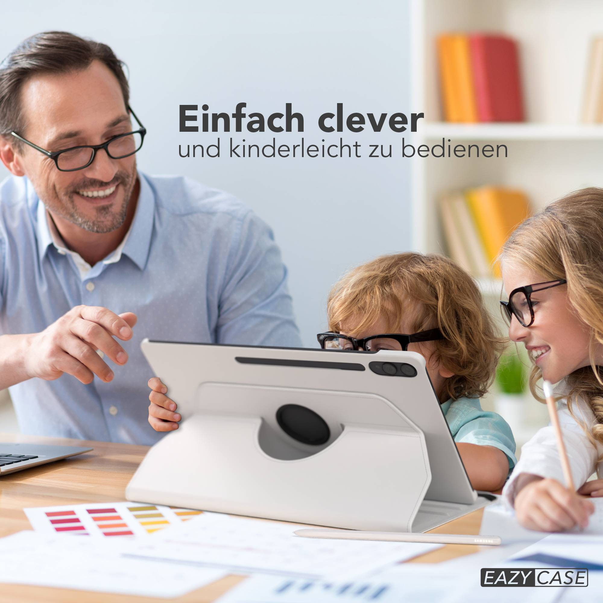 Vater und zwei Kinder nutzen gemeinsam ein Tablet. Bücher im Regal.