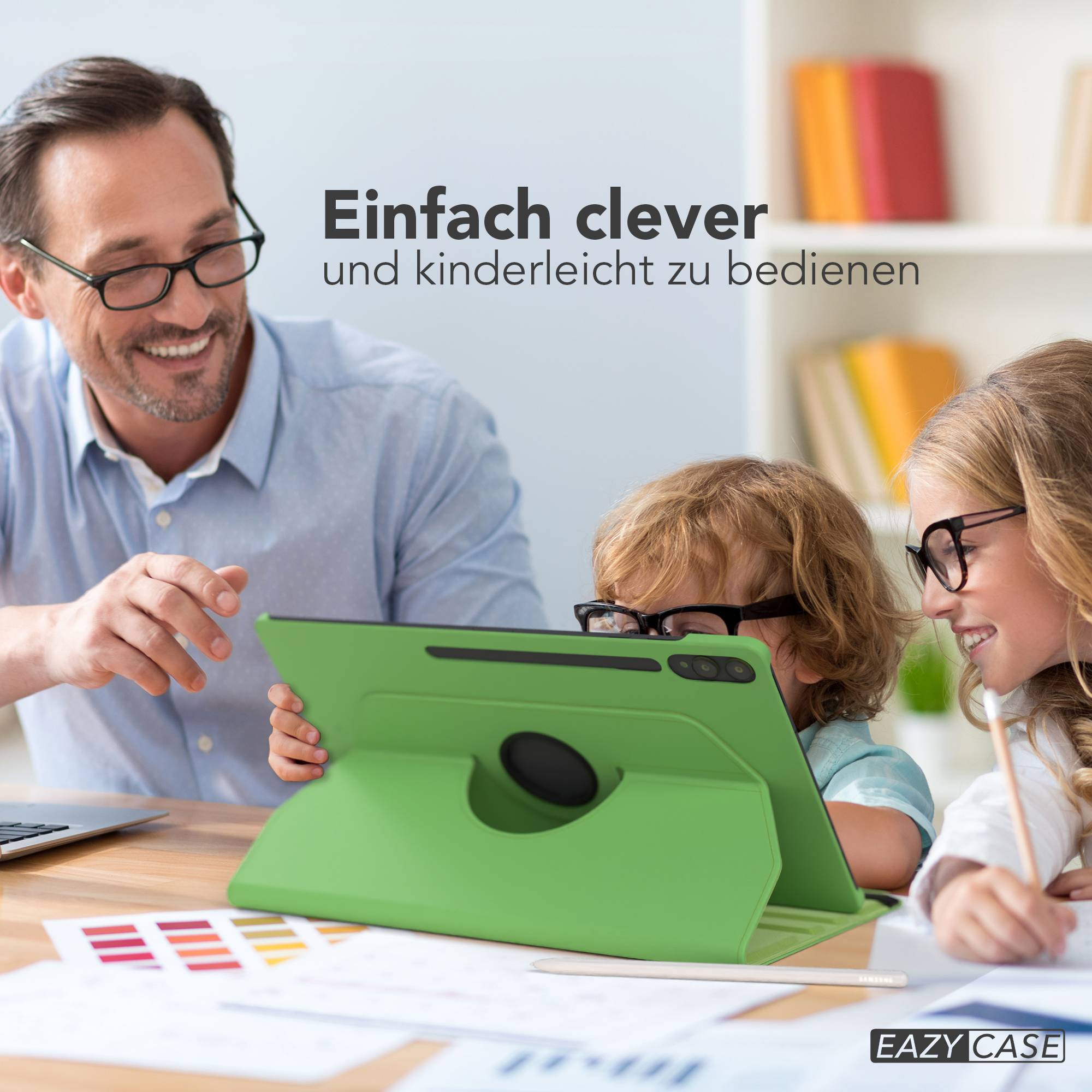 Mann mit Brille zeigt Kindern Tablet. Kinder mit Brillen schauen auf Tablet.