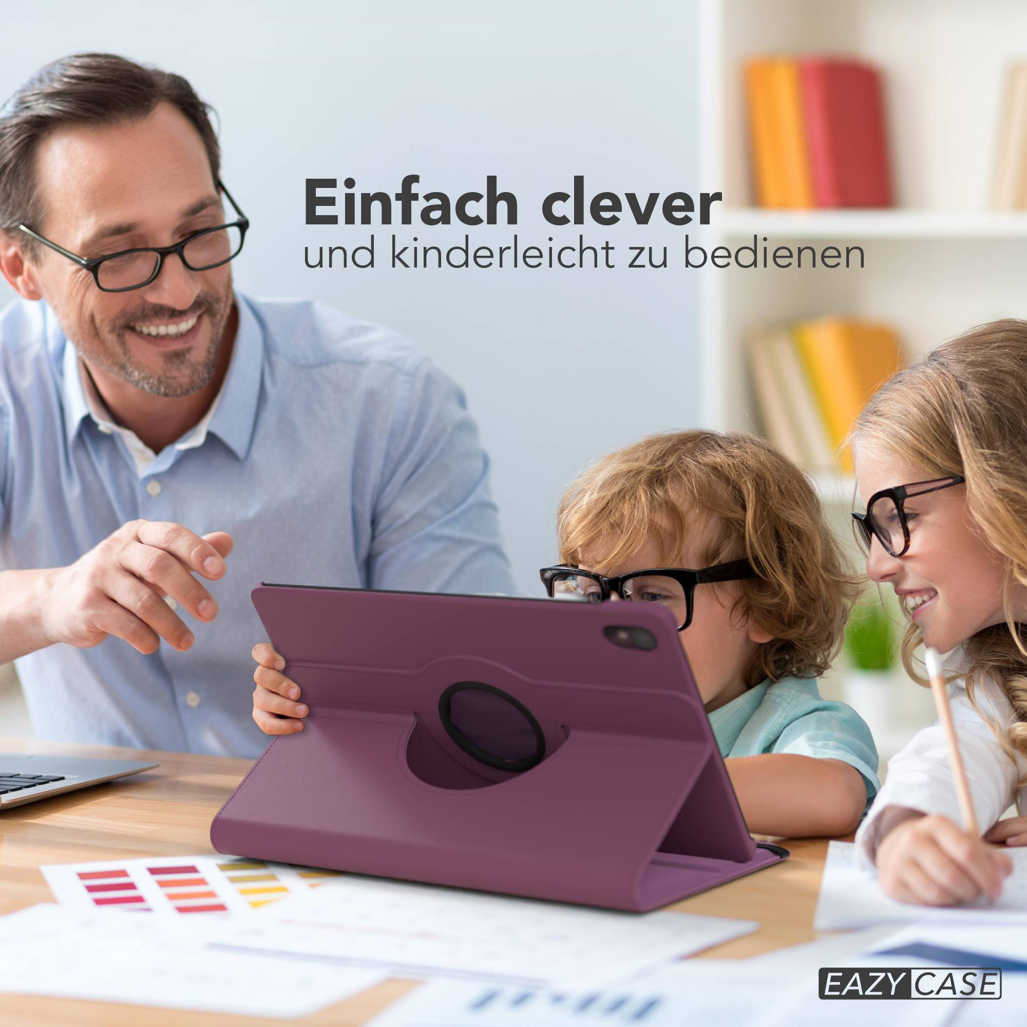 Ein Mann und zwei Kinder mit Brillen schauen auf ein Tablet in einer lila Hülle.