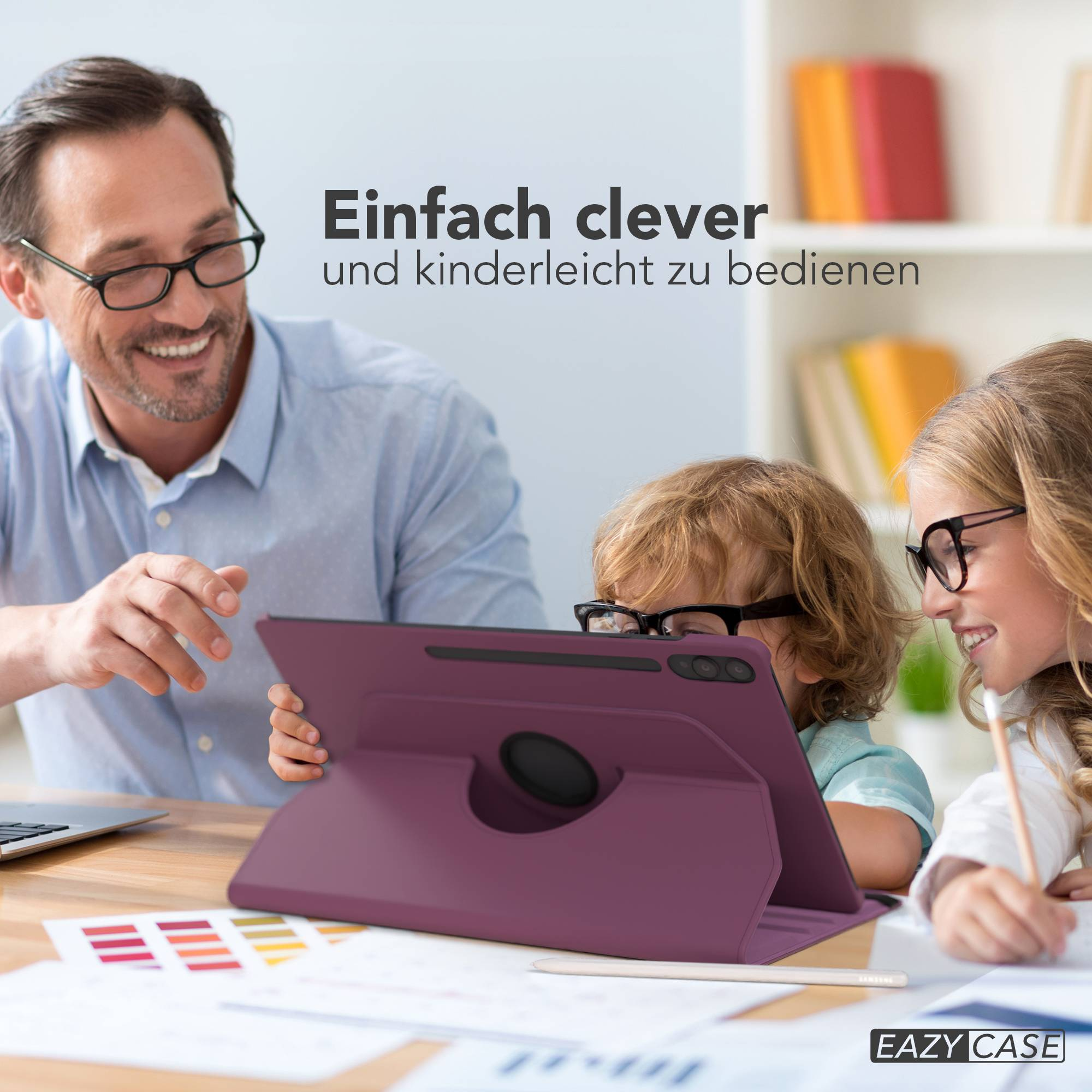 Ein Mann mit Brille und zwei Kinder mit Brillen schauen auf ein Tablet.