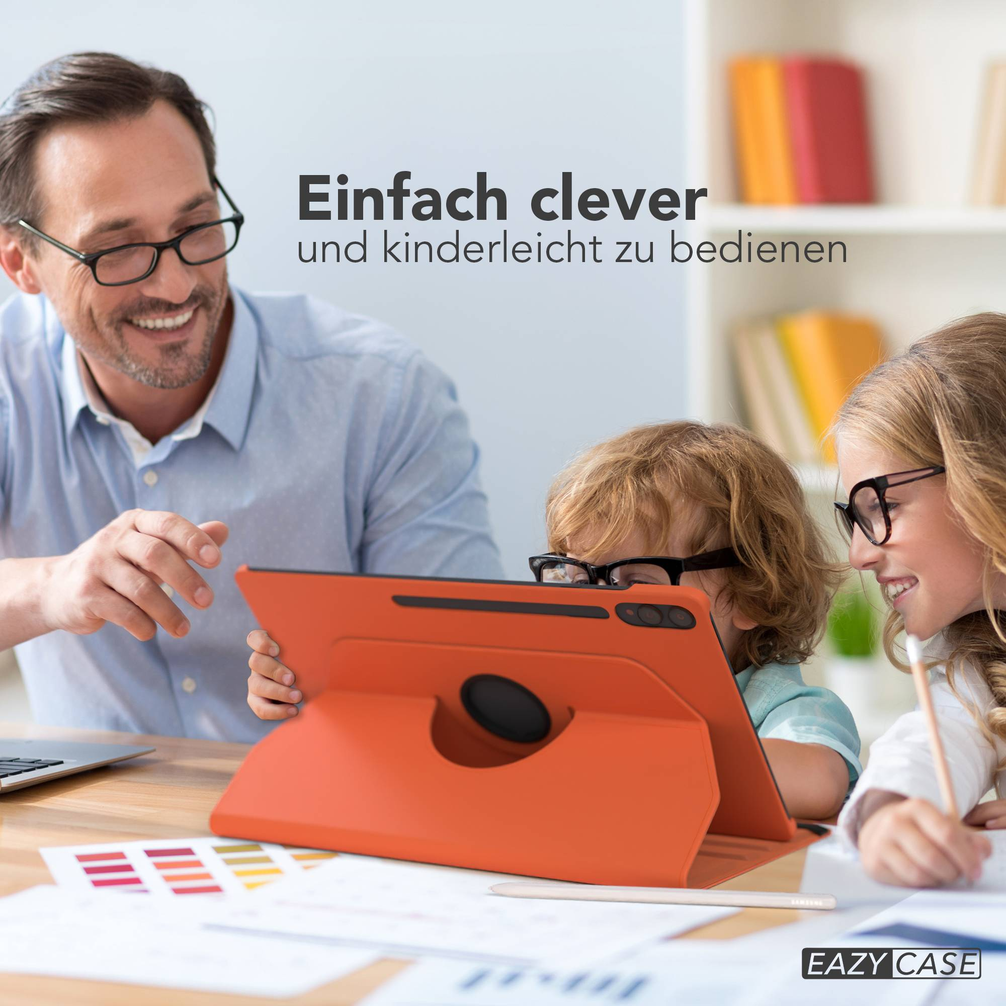 Mann mit Brille lacht, während Kinder mit Tablet und Stift lernen. Eazy Case.