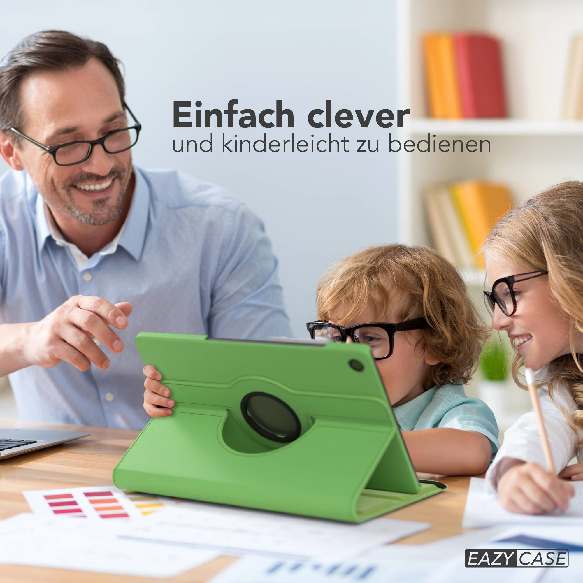 Mann mit Kindern schaut auf Tablet in grünem Case. Schreibtisch mit Büchern.