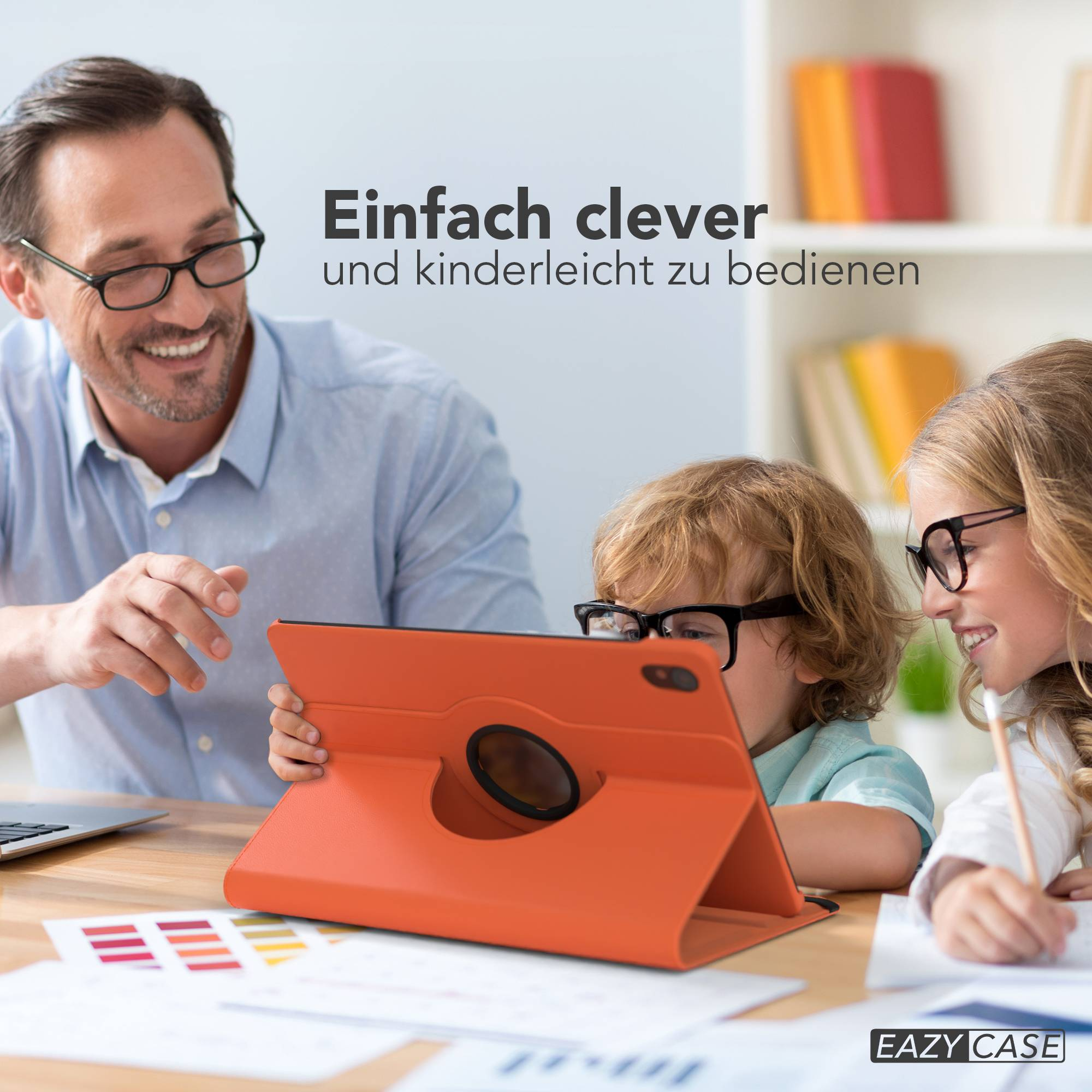 Ein Mann mit Brille zeigt Kindern ein Tablet in orangem Case. Sie lernen.