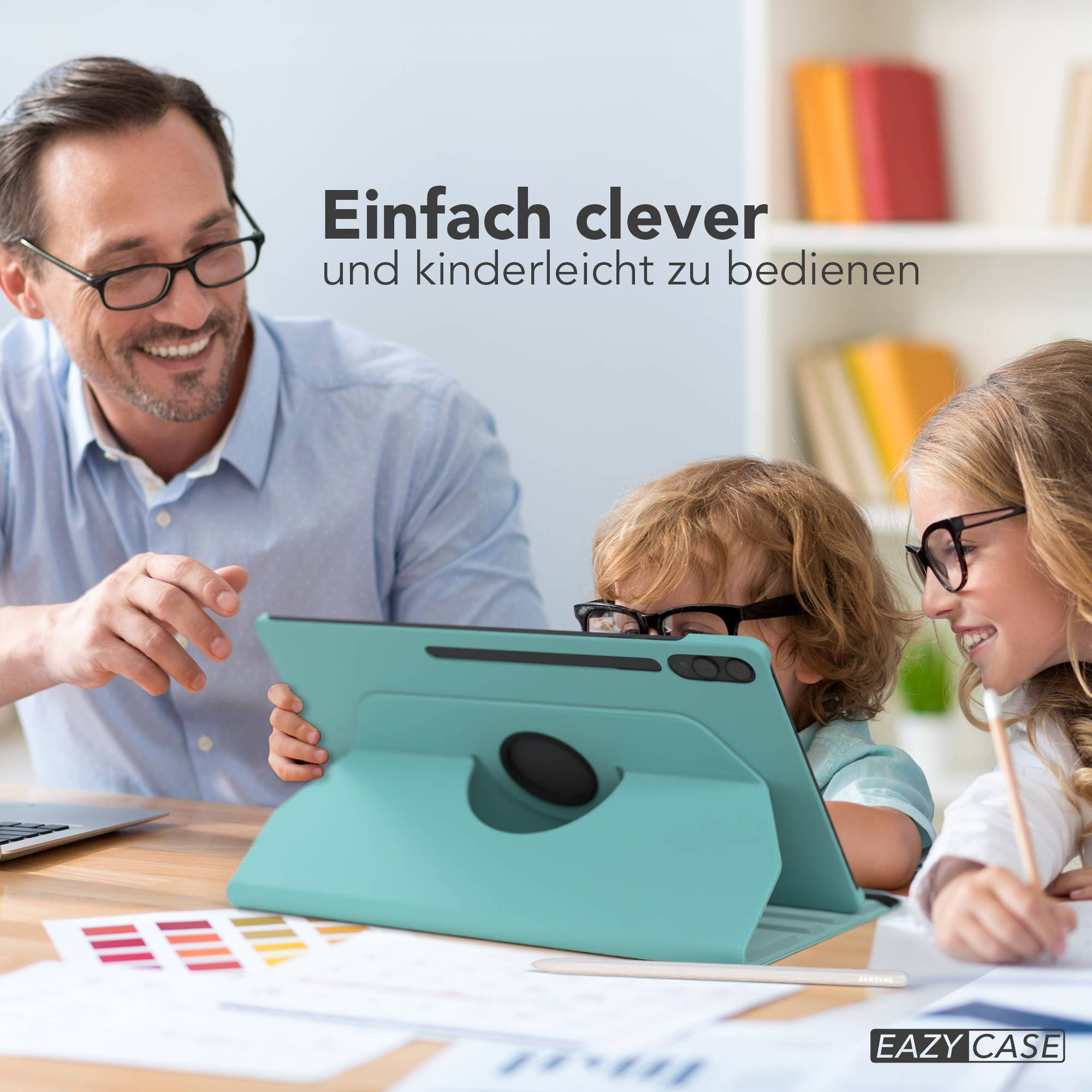 Mann und Kinder nutzen ein Tablet, das auf einem Schreibtisch steht.