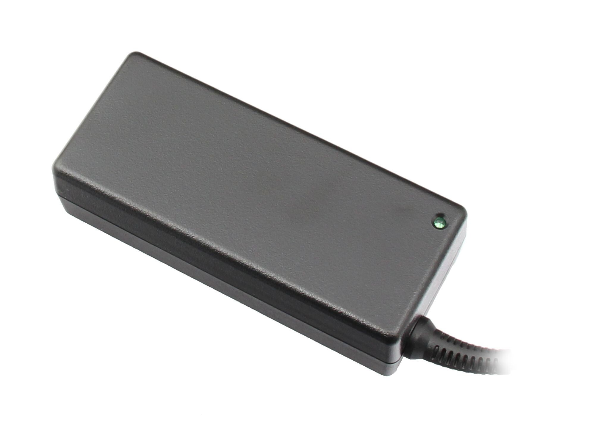 Schwarzer Netzteil-Adapter mit kleinem grünen Licht. Weißer Hintergrund.