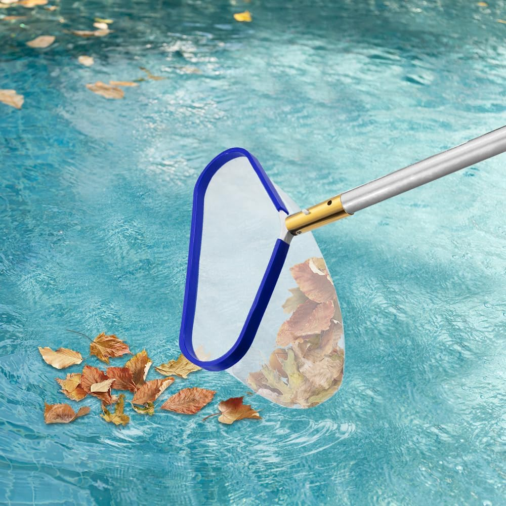 Ein Laubkescher sammelt braune Blätter aus einem türkisfarbenen Pool.