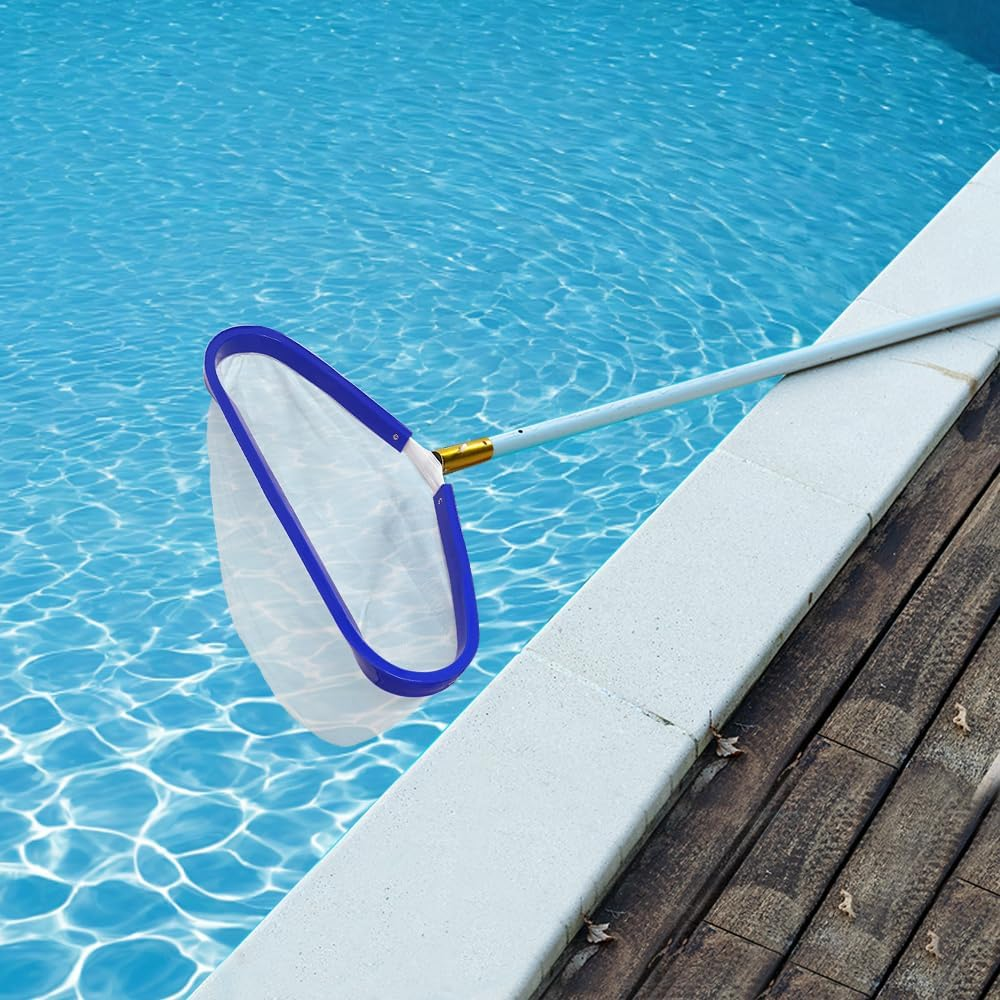 Ein blauer Poolreiniger mit Netz im klaren Wasser eines Pools.