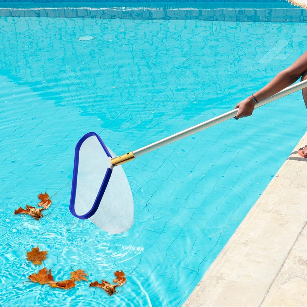 Eine Hand benutzt ein Netz, um Blätter aus einem Schwimmbecken zu entfernen.