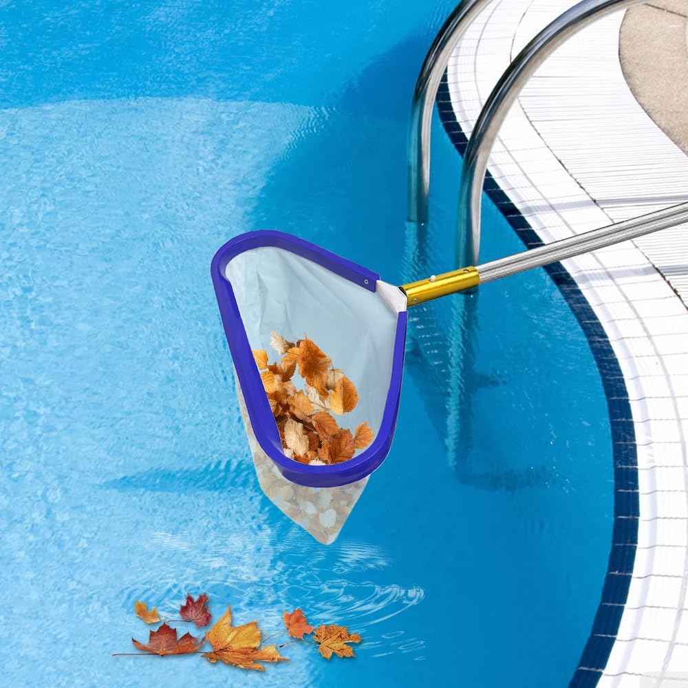 Ein Poolkescher mit Blättern in einem blauen Pool mit Leitern.