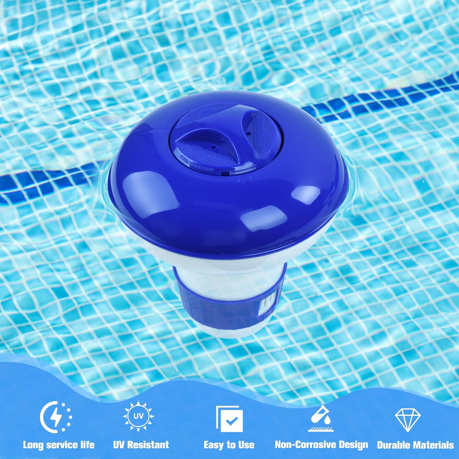Ein blauer und weißer Pool-Tabletten-Spender schwimmt im blauen Wasser eines Pools.