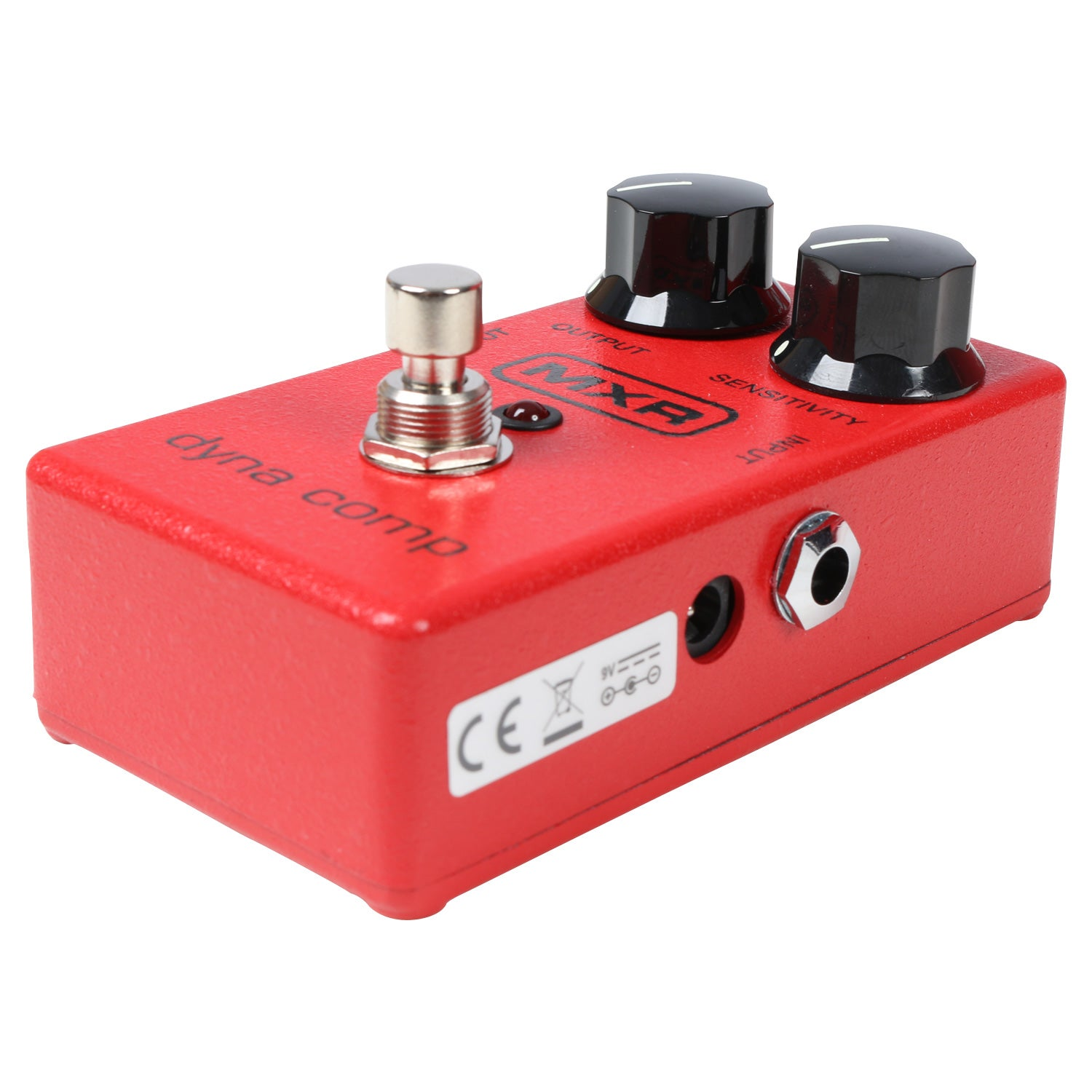 Een rood MXR Dyna Comp compressorpedaal met twee zwarte knoppen en een zilveren voetschakelaar.