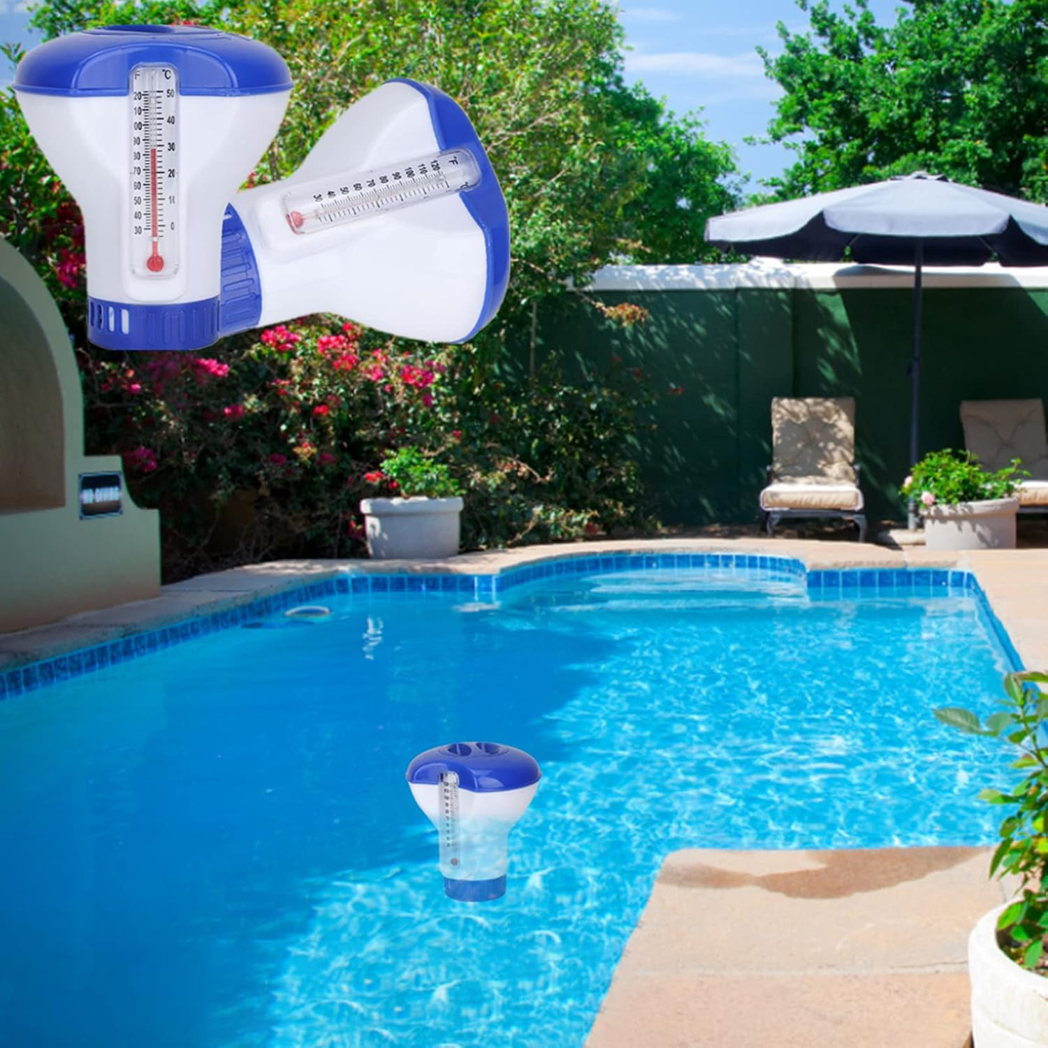 Schwimmender Pool-Chemietabletten-Spender mit Thermometer im blauen Pool.