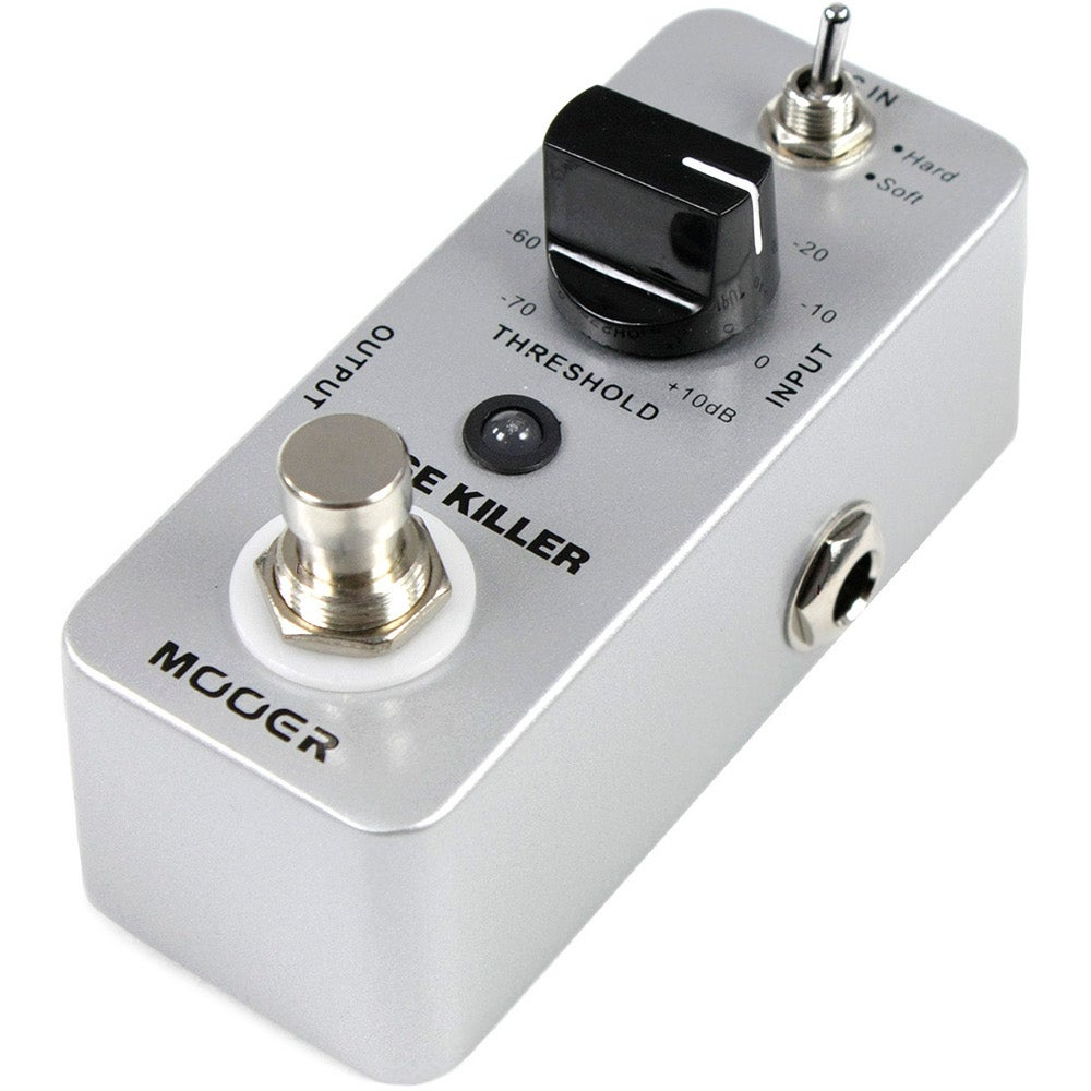 Siyah düğmeli, anahtarlı ve ayak pedallı gümüş Mooer Noise Killer pedalı.