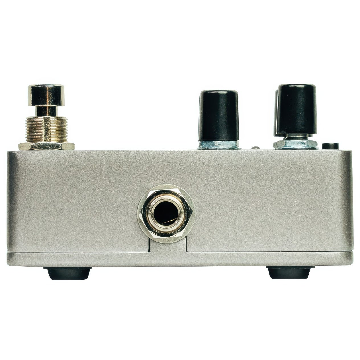 Zilveren stompbox met twee zwarte knoppen en een zilveren voetschakelaar.