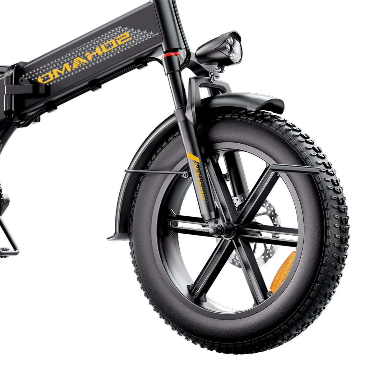 Przednia opona i widelec czarnego roweru elektrycznego z lampką.