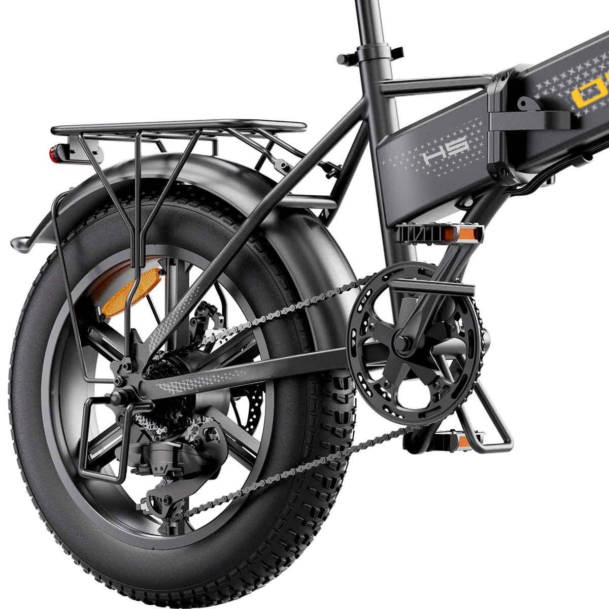 Zbliżenie czarnego roweru elektrycznego z grubą oponą, łańcuchem i bagażnikiem.