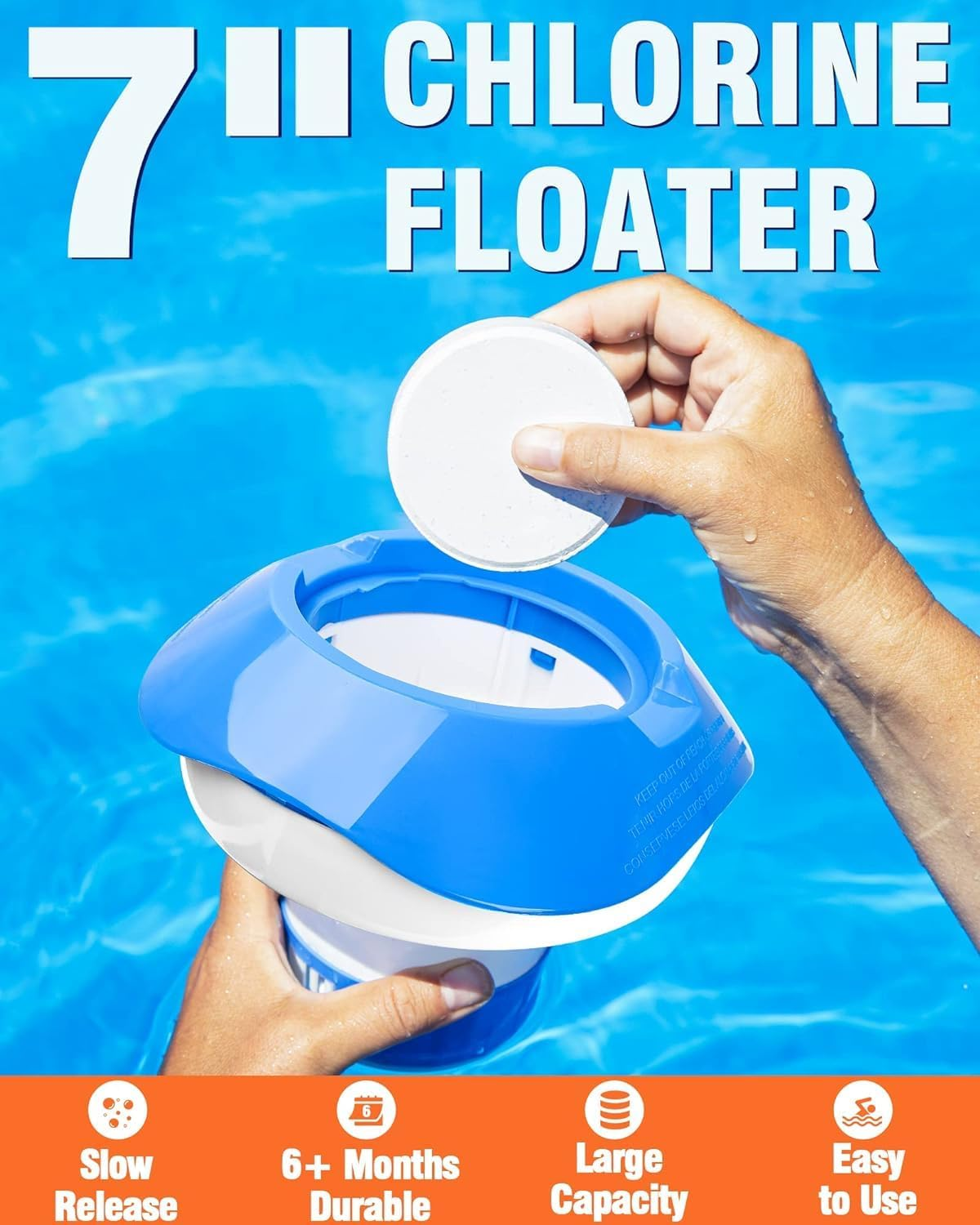 Eine Hand hält eine weiße Chlortablette über einem blauen und weißen Pool-Chlorschwimmer im Wasser.