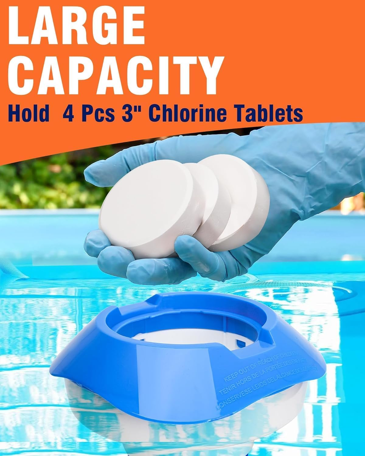 Hand hält Chlor-Tabletten über einem blauen Pool-Dispenser.