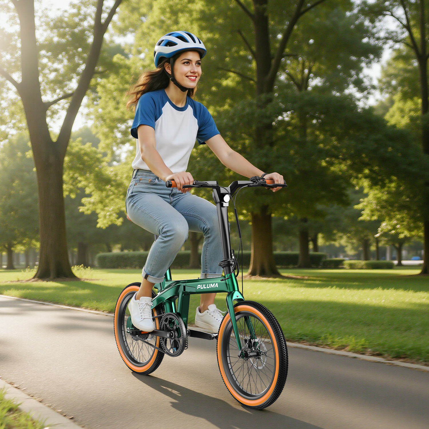 Frau mit Helm fährt grünes Fahrrad auf einem asphaltierten Weg im Park.