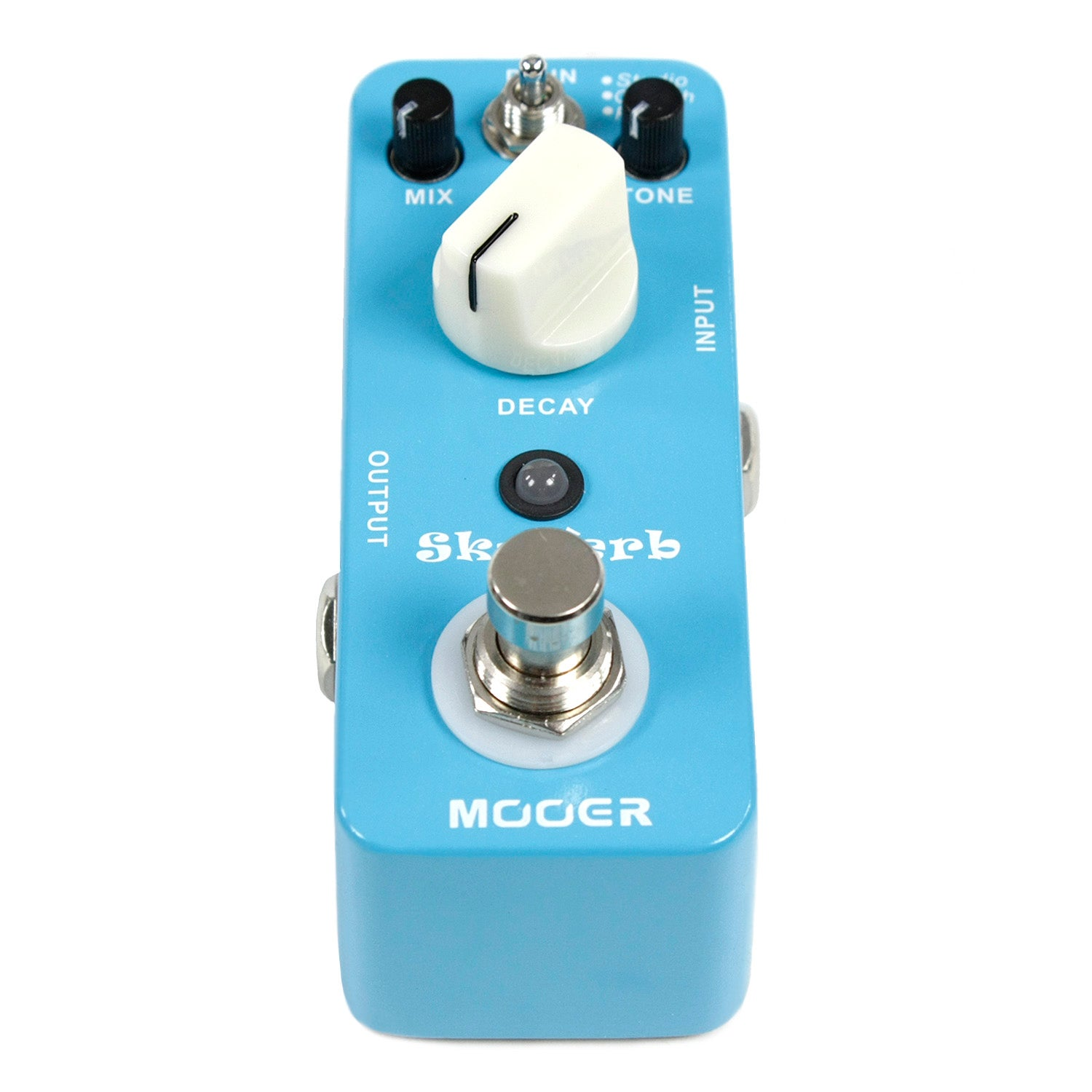 Beyaz ve siyah düğmeli, gümüş ayaklı mavi Mooer Reverb gitar pedalı.