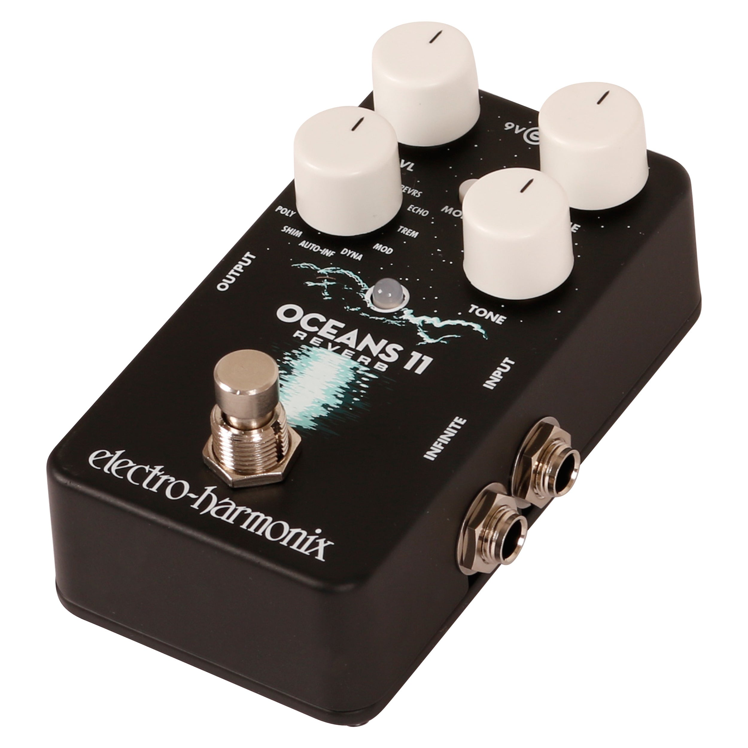 Een zwart Electro-Harmonix Oceans 11 Reverb pedaal met witte knoppen en een zilveren voetschakelaar.