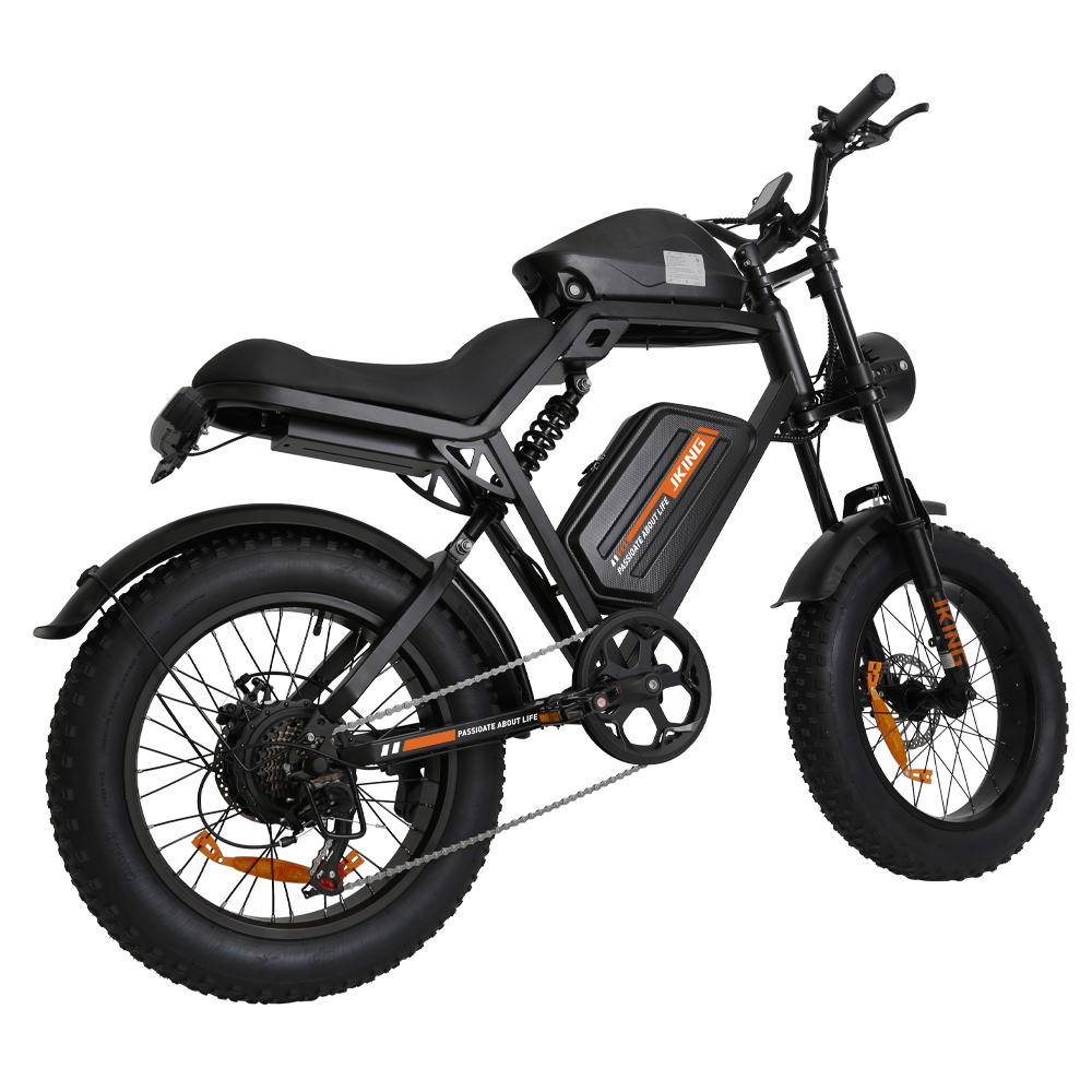 Schwarzes E-Bike mit breiten Reifen, Federung und orangefarbenem Akzent.