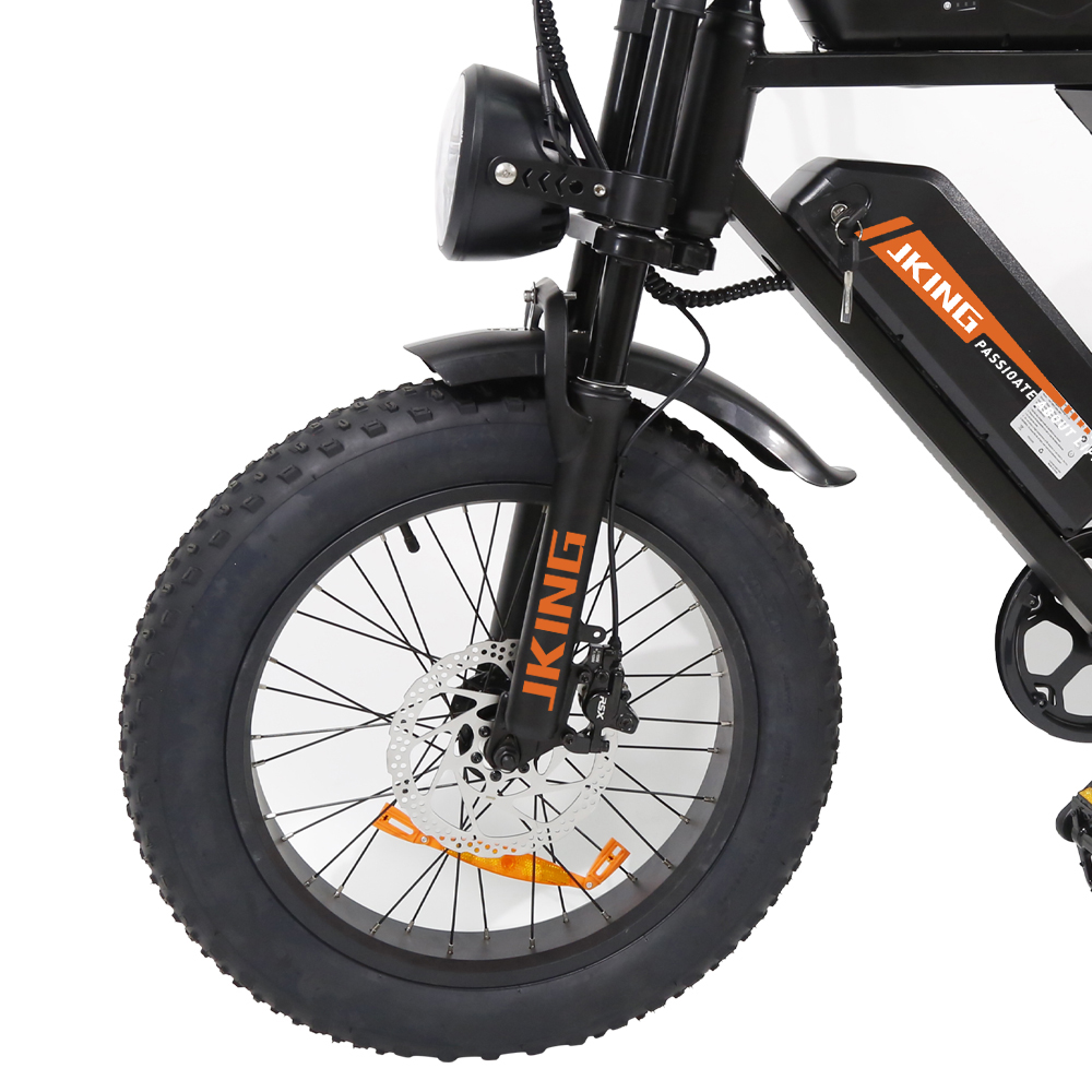 Schwarzes E-Bike Vorderrad, Gabel mit orangem JKING-Logo, Scheinwerfer und Akku.