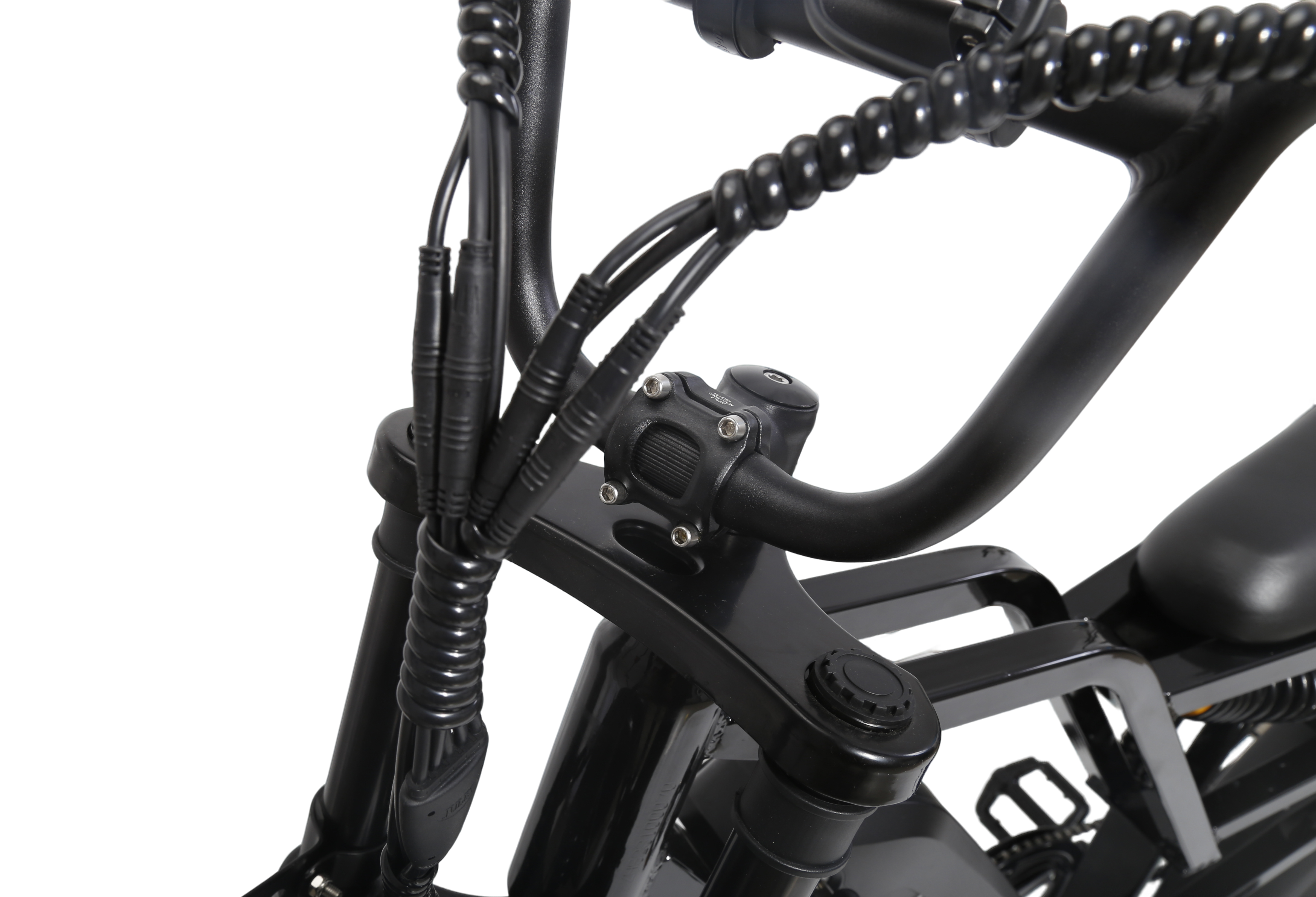 Nahaufnahme des schwarzen Lenkers und der Kabel eines E-Bikes.